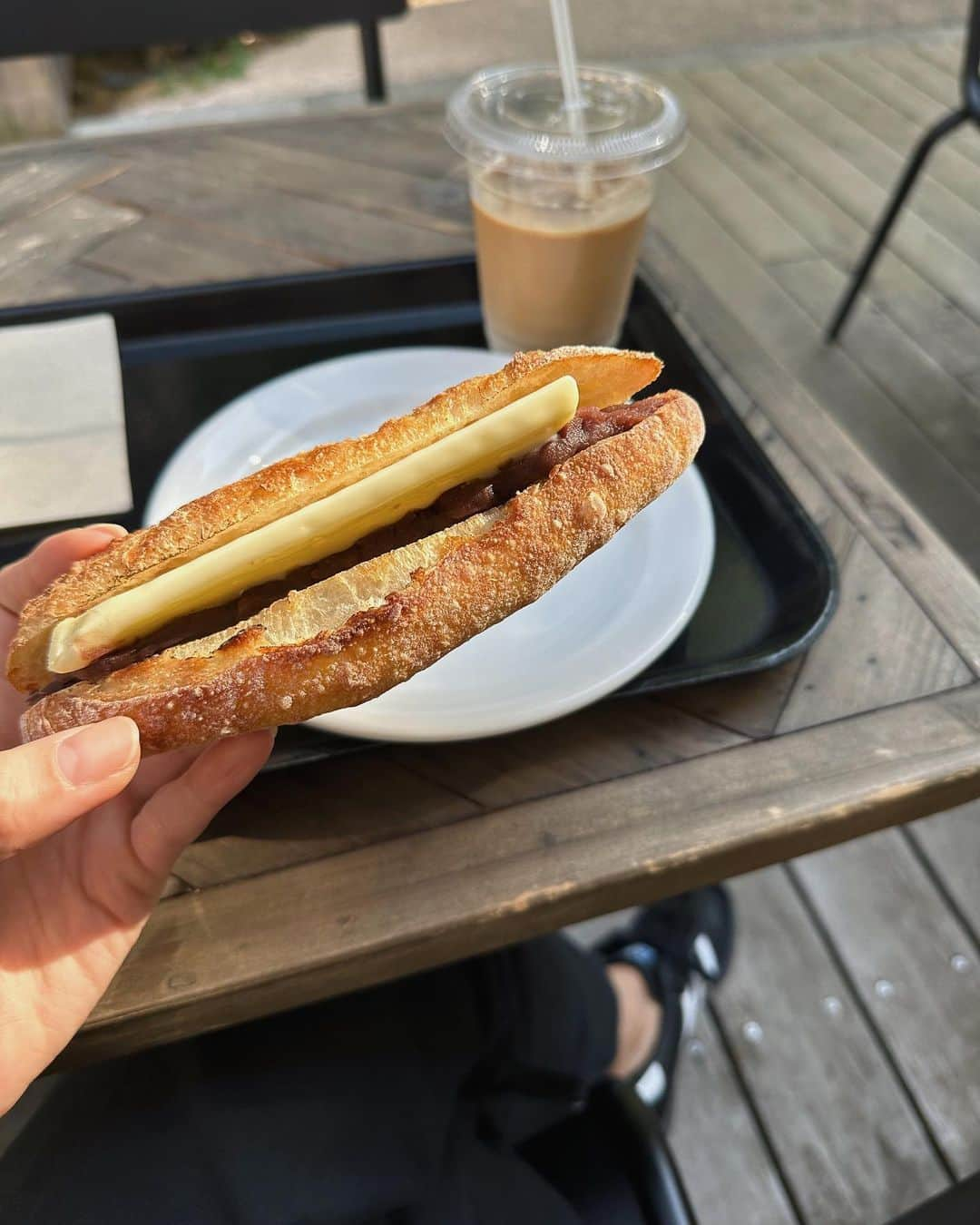 樽見麻緒のインスタグラム：「🥖🧈 好きなcafe☕️ 開放的でテラスも心地いい🌿  #cafe#daikanyama#tokyocafe#cafe活#代官山カフェ#代官山ランチ#テラスカフェ#あんバターサンド」