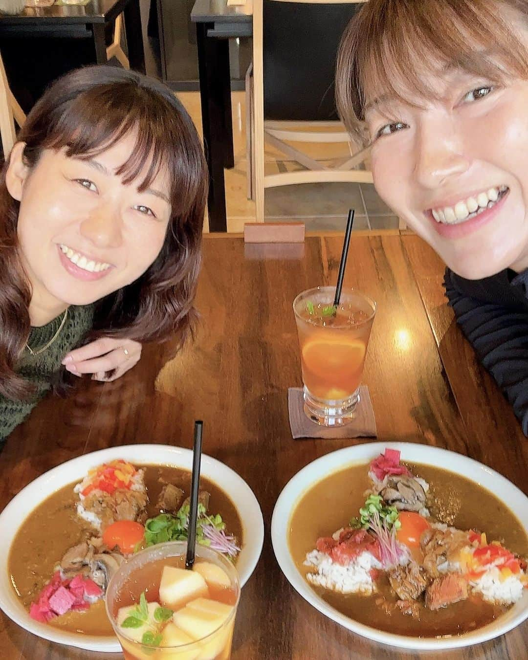 狩野舞子のインスタグラム：「・ ふじもんとカレー🍛フルサン🥪ティータイム🫖🫖🫖  完全グルテンフリーのスペシャルカレーが本当に美味しくて感動🥺 こんなに山盛り食べても全く胃がもたれない、なんならまだまだ食べれる魔法のお店なのです🧑‍🍳  髪がどんどん伸びている私に高級ヘアブラシをプレゼントしてくれたふじもん🎁 そろそろ髪切ろうかなって思って毎日ショートのヘアカタログ見てたけど、年内いっぱいくらいはこのままでいようかなーって思えてきた☺️（ふじもんは前髪ありロング推し✌️） ・ #salondetheluvond #hairmakeupartist  #藤本希 #ふじもん」