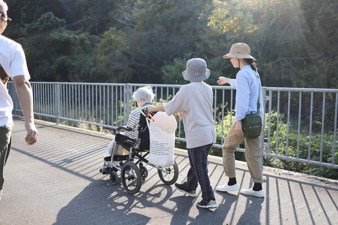 きなこさんのインスタグラム写真 - (きなこInstagram)「実家へ帰省🚗 長らく入院していた祖母が退院し、実家で母と暮らし始めたのですが、日課にしている近所の散歩に付き添わせてもらいました。四季の変化を感じられる自然いっぱいの場所だから、気持ちいい刺激もいっぱい🌾（ほとんどスヤスヤ夢の中だけどね😴）  寝たきりで認知症も進んでいるけど、面白可愛さはパワーアップした祖母。24時間介護の母は大変なはずだけど、それでも感情豊かな祖母とのやりとりは楽しそうで、帰省中もたくさんみんなを笑顔にしてくれたおばあちゃん。  私たちの存在はぼんやり認識してくれているけど、短期記憶ができず、「来てくれたの！？」と喜んでくれたかと思いきや、少しウトウトして目覚めると「え！？どうして来てるの！？夢なの！？」とまた驚いてる。エンドレスサプライズ🎉  日常のあれこれもすぐ忘れちゃうんだけど、何度も新鮮に感じられるのも幸せなことだよね、と母と話していました🤭  片麻痺があるので息子が小さい頃に使っていたフチあり食器を譲ったのですが、使いやすいみたい。また活用できてよかった✨  #小学生 #小学生男子 #育児 #子育て #こどもと暮らす #在宅介護 #認知症」11月5日 17時36分 - kinako_710