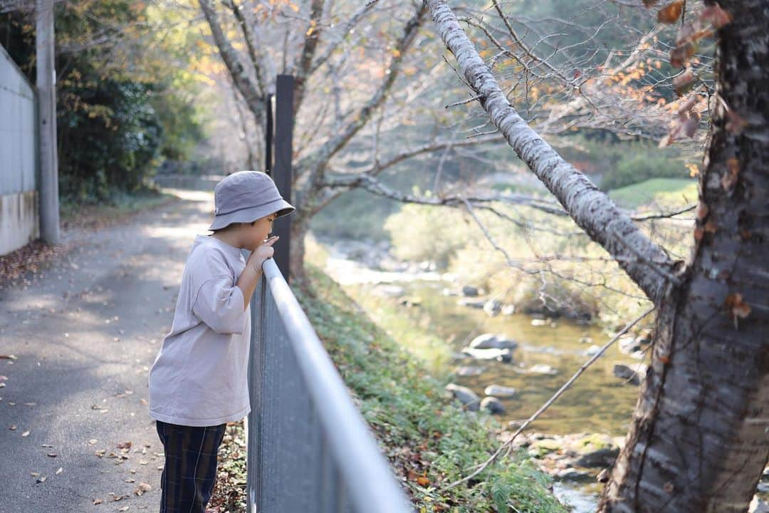 きなこさんのインスタグラム写真 - (きなこInstagram)「実家へ帰省🚗 長らく入院していた祖母が退院し、実家で母と暮らし始めたのですが、日課にしている近所の散歩に付き添わせてもらいました。四季の変化を感じられる自然いっぱいの場所だから、気持ちいい刺激もいっぱい🌾（ほとんどスヤスヤ夢の中だけどね😴）  寝たきりで認知症も進んでいるけど、面白可愛さはパワーアップした祖母。24時間介護の母は大変なはずだけど、それでも感情豊かな祖母とのやりとりは楽しそうで、帰省中もたくさんみんなを笑顔にしてくれたおばあちゃん。  私たちの存在はぼんやり認識してくれているけど、短期記憶ができず、「来てくれたの！？」と喜んでくれたかと思いきや、少しウトウトして目覚めると「え！？どうして来てるの！？夢なの！？」とまた驚いてる。エンドレスサプライズ🎉  日常のあれこれもすぐ忘れちゃうんだけど、何度も新鮮に感じられるのも幸せなことだよね、と母と話していました🤭  片麻痺があるので息子が小さい頃に使っていたフチあり食器を譲ったのですが、使いやすいみたい。また活用できてよかった✨  #小学生 #小学生男子 #育児 #子育て #こどもと暮らす #在宅介護 #認知症」11月5日 17時36分 - kinako_710