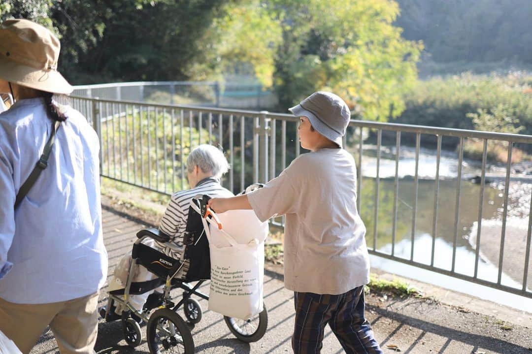 きなこさんのインスタグラム写真 - (きなこInstagram)「実家へ帰省🚗 長らく入院していた祖母が退院し、実家で母と暮らし始めたのですが、日課にしている近所の散歩に付き添わせてもらいました。四季の変化を感じられる自然いっぱいの場所だから、気持ちいい刺激もいっぱい🌾（ほとんどスヤスヤ夢の中だけどね😴）  寝たきりで認知症も進んでいるけど、面白可愛さはパワーアップした祖母。24時間介護の母は大変なはずだけど、それでも感情豊かな祖母とのやりとりは楽しそうで、帰省中もたくさんみんなを笑顔にしてくれたおばあちゃん。  私たちの存在はぼんやり認識してくれているけど、短期記憶ができず、「来てくれたの！？」と喜んでくれたかと思いきや、少しウトウトして目覚めると「え！？どうして来てるの！？夢なの！？」とまた驚いてる。エンドレスサプライズ🎉  日常のあれこれもすぐ忘れちゃうんだけど、何度も新鮮に感じられるのも幸せなことだよね、と母と話していました🤭  片麻痺があるので息子が小さい頃に使っていたフチあり食器を譲ったのですが、使いやすいみたい。また活用できてよかった✨  #小学生 #小学生男子 #育児 #子育て #こどもと暮らす #在宅介護 #認知症」11月5日 17時36分 - kinako_710