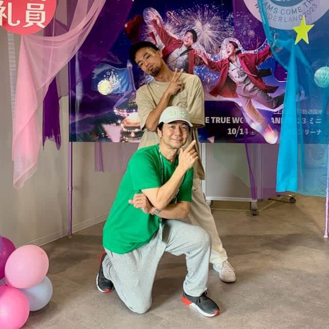 中村正人さんのインスタグラム写真 - (中村正人Instagram)「. . 【マサブログ更新】  DWL2023キャストと一緒に。その4。  50(FIFTY) 先生はHIP-HOPでかっくいい！  一方、  なんで俺はHIP-HOPにならなくて 昭和の匂いがぷんぷんなんだ？  このふたりのそれぞれのポーズ。  今年から俺は 50先生に頭が上がらないが その理由は内緒にしておこう。  50先生に 「先生」とつけてお呼びするのが決まり。  マサマニアも、 50先生とお呼び。  3連休も今日で終わりだけど ベイビーズはそれなりに楽しかった？  勉強や仕事に 大忙しのひとも多いだろうけど、  毎日それなりに眠って目覚めて 仕事や勉強ができて、  不平不満もちょいちょい言ったりして、 なんだかんだ生きていることは、  とんでもないぐらいラッキーで 奇跡なことだと、  今世界をみるにつけ ずしんずしん感じるのだよ。  世界中の子どもたちが、  エンタテインメントを 楽しめる世の中になってほしいと  切実に必死で泣きたいぐらい 狂えるほどに思うのだよ。」11月5日 17時37分 - dct_masatonakamura_official