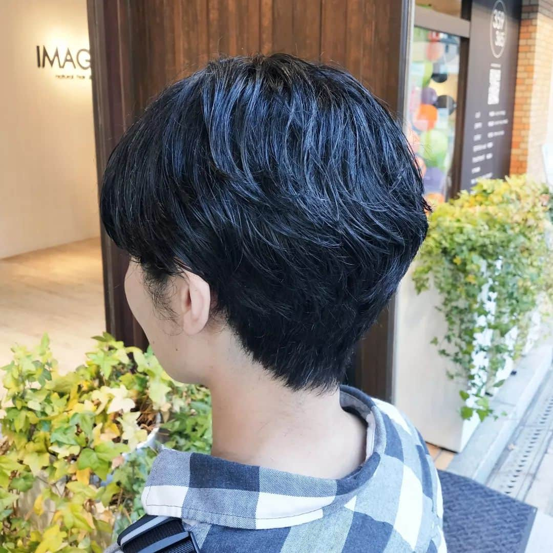 IMAGINE-hairさんのインスタグラム写真 - (IMAGINE-hairInstagram)「いつもありがとうございます😌  ✄お客様スタイル✄  ☆クセ毛を活かしたショートスタイル☆  クセでうねる…  それを動きに変えてパーマあてたようなショートスタイルに✨✨  アメリカ在住のお客様🇺🇸 一番遠いお客様かも😌✨ また帰国の際にお待ちしてます😊  スタイリング 👉ハンドブローのみ、バーム仕上げ  メニュー 👉カット　¥6,600-  秋山はこんな美容師です。 ✄30代、40代、50代のお客様から支持して頂いてます。 ✄ショートスタイル、ボブスタイルが大得意です。カット技術には自信あるので、まとまりやすく朝のスタイリングを楽にします。 ✄生えグセ、髪質、頭の形等をしっかり見て、顔の黄金比に合わせて小顔小頭スタイルにします。 ✄かれこれ20年。髪質、ヘアスタイル、頭皮の事等どんな悩みもお任せ下さい。  IMAGINEは、こんな方におすすめのヘアサロンです ❁トップをふんわりさせたい方 ❁つむじ割れが気になる方 ❁毎日のスタイリングを楽に決まるようにしたい方 ❁パサつき、ぺたんこ、うねり、頭皮トラブルなど大人女性のお悩みを持たれてる方 ❁小顔、小頭にしたい方  IMAGINEでは、、、 ・髪の毛、頭皮の様々なお悩みを解消します。 ・パサつき、ぺたんこ、うねり、細毛、抜け毛など大人女性のお悩みもお任せ下さい。 ・日本で唯一のパーマでぺたんこ、つむじ割れを解消します。 ・毎日のスタイリングが楽になるように傷めずまとまり長持ちするヘアスタイルを提供します。 ・顔、頭の黄金比(美しく見えるバランス)をベースに小顔、小頭のヘアスタイルにします。  【IMAGINE天神橋店の料金】 ❁カット　¥6,600 ❁カット＋ファイバープレックスカラー　¥15,950 ❁カット＋ファイバープレックスカラー＋トリートメント　¥20,570 ❁根元ふんわりパーマ＋カット　¥14,850 ❁つむじ割れ解消ポイントパーマ＋カット　¥11,550 ❁酸性ナチュラルストレート＋カット　¥18,150  【アクセス】 〒530-0041 大阪市北区天神橋３−６−２２ TEL  ０６−６３５１−８０２０  詳しくはホームページをご覧ください www.imagine-hair.com  【定休日】毎週月曜日、第2,3,5火曜日  【受付時間】 　【火】12：30～18：00 　【水−土】10：00～18：30 　【日・祝】10：00～17：30  ご予約や気になる方、メニューなどのご相談は お電話(０６−６３５１−８０２０)もしくはDMからお気軽にご連絡下さい❁¨̮   #ショート#ショートヘア#ショートヘアスタイル#ボブ#ボブショート#ショートボブ#ボブヘア#パーマヘアスタイル#インナーカラー#デジタルパーマ#ストレートパーマ#メンズパーマ#ファイバープレックス#つむじ割れ解消#つむじ#脱白髪染め#ハイライト#30代ヘア#40代ヘア#50代ヘア#天神橋美容室#天満美容室#南森町美容院#天神橋美容院#天満#南森町#扇町#天神橋#天神橋筋商店街」11月5日 17時37分 - imagine.365.359