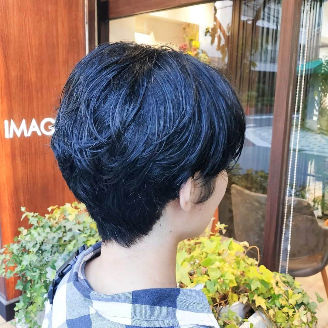 IMAGINE-hairのインスタグラム：「いつもありがとうございます😌  ✄お客様スタイル✄  ☆クセ毛を活かしたショートスタイル☆  クセでうねる…  それを動きに変えてパーマあてたようなショートスタイルに✨✨  アメリカ在住のお客様🇺🇸 一番遠いお客様かも😌✨ また帰国の際にお待ちしてます😊  スタイリング 👉ハンドブローのみ、バーム仕上げ  メニュー 👉カット　¥6,600-  秋山はこんな美容師です。 ✄30代、40代、50代のお客様から支持して頂いてます。 ✄ショートスタイル、ボブスタイルが大得意です。カット技術には自信あるので、まとまりやすく朝のスタイリングを楽にします。 ✄生えグセ、髪質、頭の形等をしっかり見て、顔の黄金比に合わせて小顔小頭スタイルにします。 ✄かれこれ20年。髪質、ヘアスタイル、頭皮の事等どんな悩みもお任せ下さい。  IMAGINEは、こんな方におすすめのヘアサロンです ❁トップをふんわりさせたい方 ❁つむじ割れが気になる方 ❁毎日のスタイリングを楽に決まるようにしたい方 ❁パサつき、ぺたんこ、うねり、頭皮トラブルなど大人女性のお悩みを持たれてる方 ❁小顔、小頭にしたい方  IMAGINEでは、、、 ・髪の毛、頭皮の様々なお悩みを解消します。 ・パサつき、ぺたんこ、うねり、細毛、抜け毛など大人女性のお悩みもお任せ下さい。 ・日本で唯一のパーマでぺたんこ、つむじ割れを解消します。 ・毎日のスタイリングが楽になるように傷めずまとまり長持ちするヘアスタイルを提供します。 ・顔、頭の黄金比(美しく見えるバランス)をベースに小顔、小頭のヘアスタイルにします。  【IMAGINE天神橋店の料金】 ❁カット　¥6,600 ❁カット＋ファイバープレックスカラー　¥15,950 ❁カット＋ファイバープレックスカラー＋トリートメント　¥20,570 ❁根元ふんわりパーマ＋カット　¥14,850 ❁つむじ割れ解消ポイントパーマ＋カット　¥11,550 ❁酸性ナチュラルストレート＋カット　¥18,150  【アクセス】 〒530-0041 大阪市北区天神橋３−６−２２ TEL  ０６−６３５１−８０２０  詳しくはホームページをご覧ください www.imagine-hair.com  【定休日】毎週月曜日、第2,3,5火曜日  【受付時間】 　【火】12：30～18：00 　【水−土】10：00～18：30 　【日・祝】10：00～17：30  ご予約や気になる方、メニューなどのご相談は お電話(０６−６３５１−８０２０)もしくはDMからお気軽にご連絡下さい❁¨̮   #ショート#ショートヘア#ショートヘアスタイル#ボブ#ボブショート#ショートボブ#ボブヘア#パーマヘアスタイル#インナーカラー#デジタルパーマ#ストレートパーマ#メンズパーマ#ファイバープレックス#つむじ割れ解消#つむじ#脱白髪染め#ハイライト#30代ヘア#40代ヘア#50代ヘア#天神橋美容室#天満美容室#南森町美容院#天神橋美容院#天満#南森町#扇町#天神橋#天神橋筋商店街」