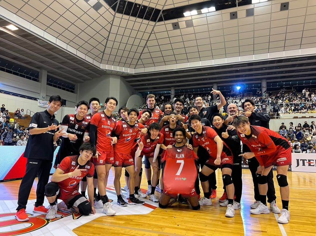 小野寺太志さんのインスタグラム写真 - (小野寺太志Instagram)「… vs JTEKT 3-1 WIN !!! 試合後に関さんと📸  #1105 #7勝目 #Vリーグ #サントリーサンバーズ」11月5日 17時39分 - taishi.o