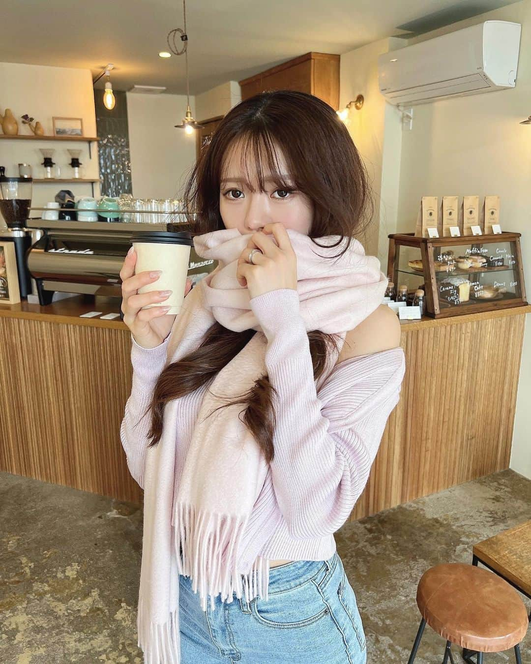 Isakoのインスタグラム：「前髪を切って少しイメチェン💓💇‍♀️ 　  　 前から行きたかったカフェに☕️ @lepo_coffeestand 💓  カシミアマフラー @edward_brown_official  デニムパンツ @grl_official   イメチェンしたのでお洋服も少しカジュアルな 今日この頃でした👖💓  #マフラー#デニム#grl#grl購入品#グレイル#カジュアル#大人カジュアル#デニムコーデ」