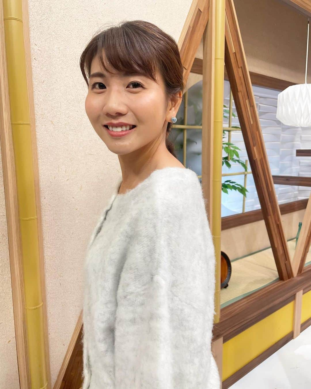 東條麻依子のインスタグラム：「プライド衣装とヘアメイク🍁 ふわふわトップス  3枚目何かを話しています笑  👗Te chichi  💇‍♀roijir   #衣装#テチチ#roijir#アナウンサー #プライドせとうち経済のチカラ#東條麻依子#女子アナ#インスタ#instagood #instagram #instalove#instafashion #hair #hairstyle#fashion#岡山#香川 #秋コーデ #青#ふわふわトップス」