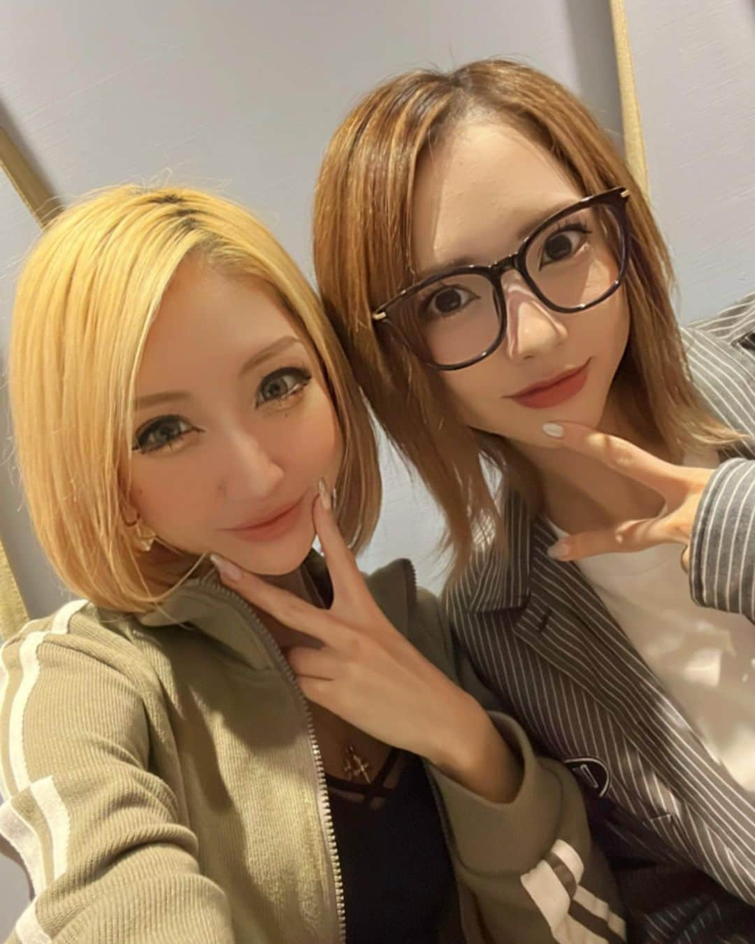 藤堂静華のインスタグラム：「︎︎︎︎☑︎ 𝐁𝐅𝐅 ‪‪❤︎‬  ゆんちゃん🩵 久々感全くなくてさすがでした🫶🏼😏  打ち合わせしてないのに伊達メガネ被ってた🤣 毎回絶対何かしら被ってる私たちww  また会えるの楽しみにしてるね💖🪽 大好きだぞ、愛してるぞ💕  #BFF#親友#仲良し#大好き#伊達メガネ」