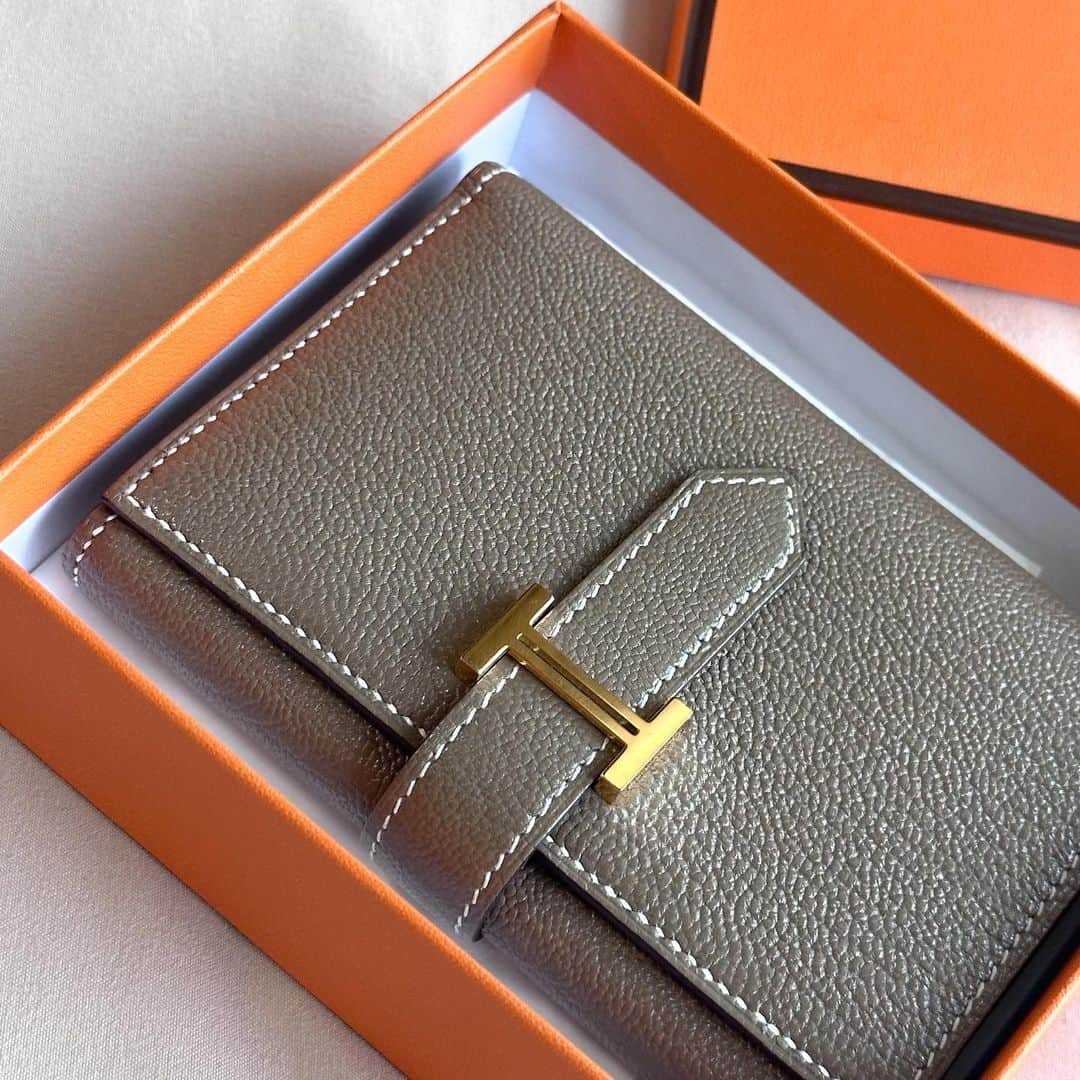 asamiのインスタグラム：「ずっと憧れていたお財布。 #hermes 自分の中で決めていることとして お財布やバッグ、時計やジュエリーは 開運日にお迎えをしたり、使い始めています。🧳 こちらも3月から使い始めたもの。 最初は願掛けの気持ちで始めましたが これからも続けたいマイルールになりました🪽」