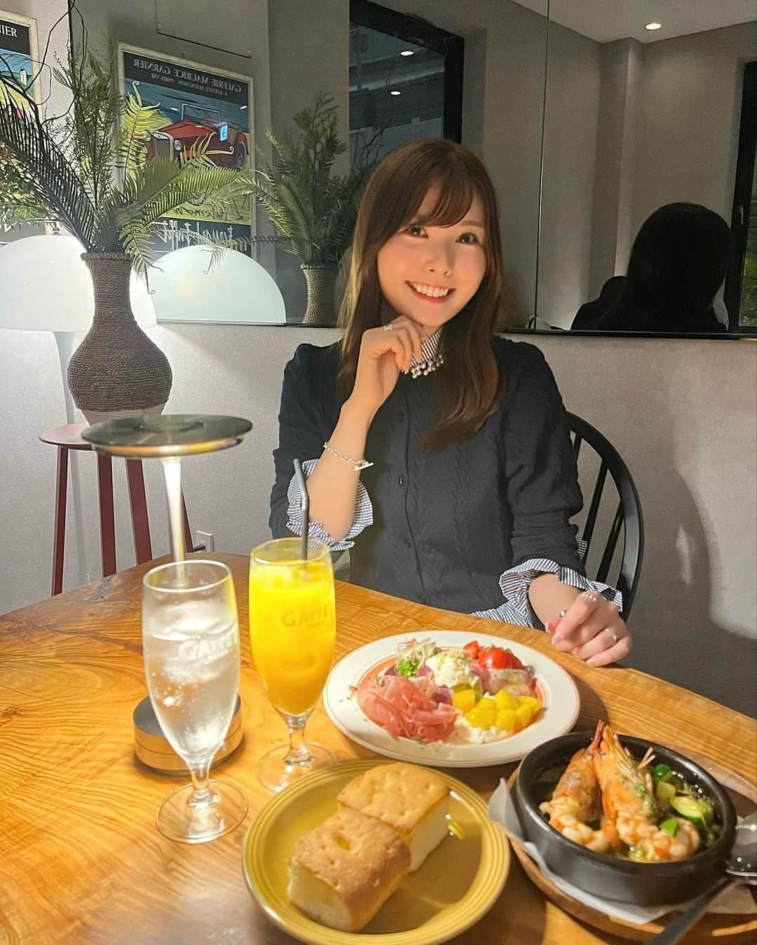 YOUKORINのインスタグラム：「おしゃディナー🍸 @gattetosaka   お店の雰囲気が良くて女子会、 デートにぴったり🤍  前菜5種盛り合わせ 魚介のアヒージョ 和牛チーズリゾット 鶏もも肉のグリル ピスタチオジェラート🍨  隠れ家っぽいイタリアン🇮🇹  📍 〒530-0057 大阪府大阪市北区曾根崎１丁目８−４ 楓ビル 3階  #大阪#大阪グルメ#梅田#梅田グルメ#女子会#デートスポット#お初天神#梅田ディナー#osaka#🇮🇹#関西グルメ#曽根崎#曽根崎グルメ」