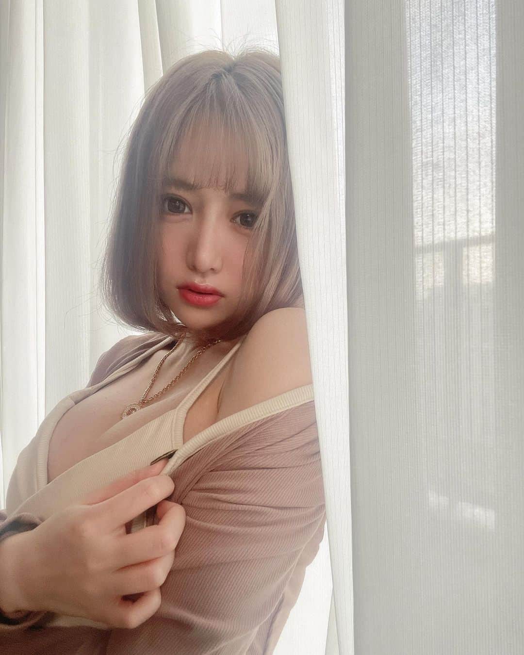 のインスタグラム：「まなの前髪あるのすき?  #グラビア#撮影 #被写体#model #fashion」