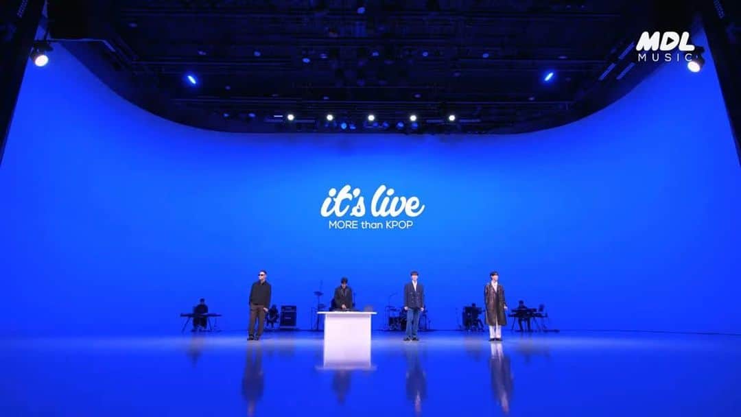 TABLO のインスタグラム：「요 it’s Live 어땠어요~? Did u enjoy the live performance? 🔥❤️ #ScreenTime #EpikHigh #Hoshi #SEVENTEEN」