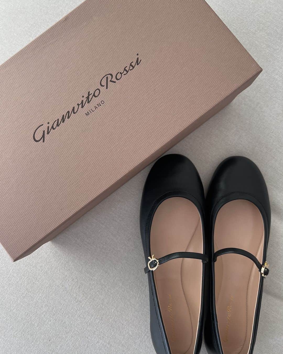 武村沙愛のインスタグラム：「my new shoes🥿 @gianvitorossi」