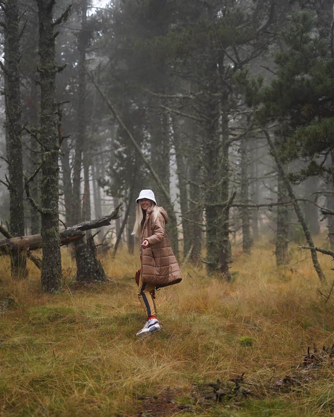 アンナ・リシコヴァさんのインスタグラム写真 - (アンナ・リシコヴァInstagram)「Відчуйте цю атмосферу природи 🙌🏻   де гори торкаються неба, а туман огортає ліс та створює ілюзію казки」11月5日 17時59分 - anna_ryzhykova