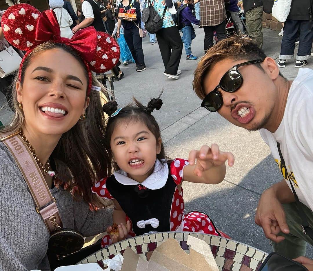 のインスタグラム：「元は数日前に行く予定だったので、 楽しみすぎてここ数日は毎日ミニーマウスの服を着ていました😂❤️❤️❤️  今回は初めて美女と野獣のアトラクションにも乗れました！！  ベイちゃんのお気に入りは空飛ぶダンボ🐘✨  みんなのお気に入りアトラクションはなんですか？？  私はタワーオブテラーなのでもう何年も乗れてない☺️🌱  #ディズニー #ディズニーコーデ #ディズニーランド #ミニーマウス #ミニー #アゲボディ#シェレンフィット#筋トレ#ダイエット#フィット#美ボディ#トレーナー#ライフスタイルモデル#くびれ#桃尻#アンダーアーマー#fit#fitness #fitnessmotivation #fitnessmodel #trainibg#underarmour#美脚#宅トレ#家トレ#育児#3歳児#iphone15」