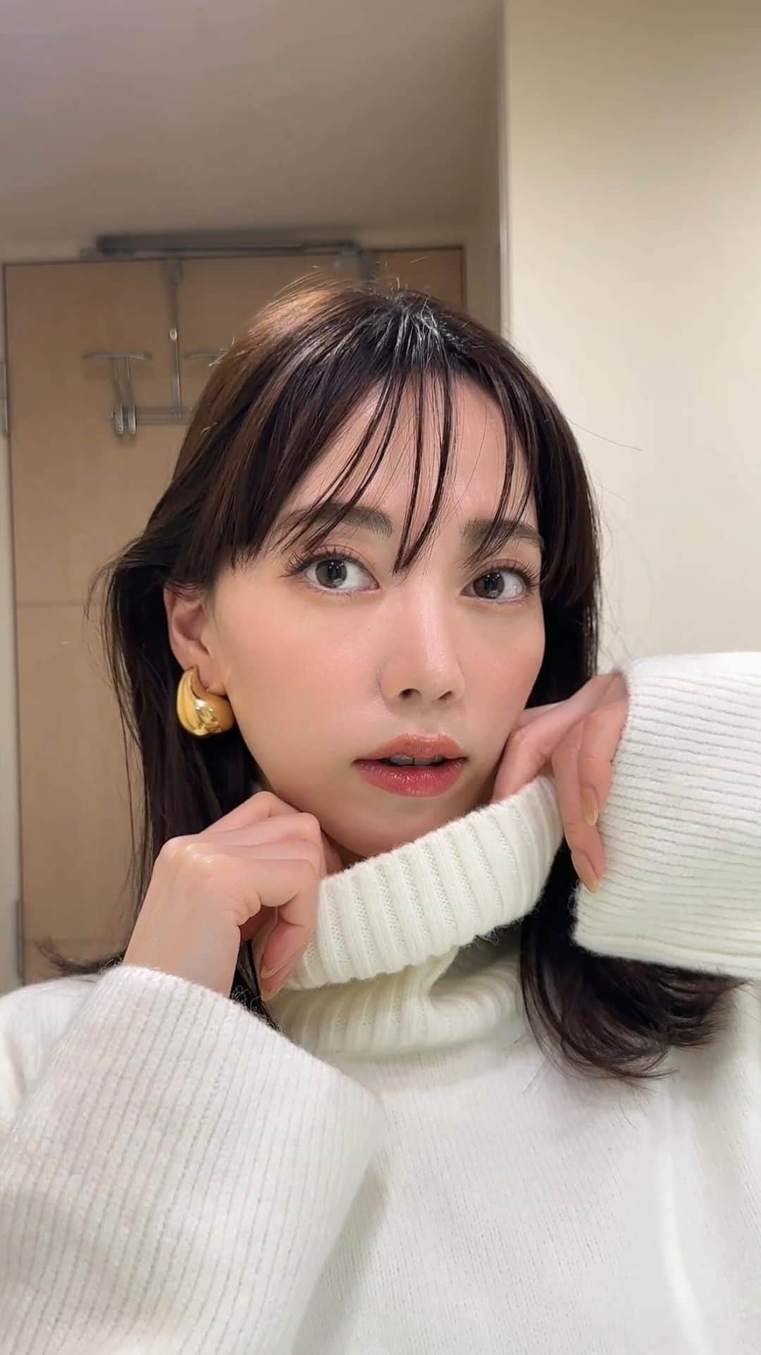 佐藤優里亜のインスタグラム：「老化か？歯列矯正の影響か？はたまた両方か？ 「顔が伸びた」「コケすぎ」「老けた」こんなコメントを頂くことが増えました😭 そうです！私もそう思う！！！😭(うわーん)  でもコンプレックスを少しでも解消出来る手段が私達にはある。 そう！メイク！！！！！！🧖🏻‍♀️✨  最近意識してやっているポイントをまとめてみました🤍 同じ悩みの方がいたら是非参考にしてみてください💪🏻  ✔︎Enamor ライトフィット モイスチャーベース &ライトフィット ハーフグロウ クッションファンデーション 01 @enamor_brand   ✔︎Dior ディオールスキンフォーエヴァー スキンコレクトコンシーラー 0N @diorbeauty   ✔︎Fujiko 涙袋ベイビー 02 @fujiko_brand   ✔︎TIMAGE ライトアンドシャドウブレンディングパレット 01 @timage_jp   ✔︎rom&nd ベターザンチーク N01 @romand_jp   ✔︎ Tense FEELS LIKE IT 04 @tense__official   #メイク動画 #コンプレックス解消」