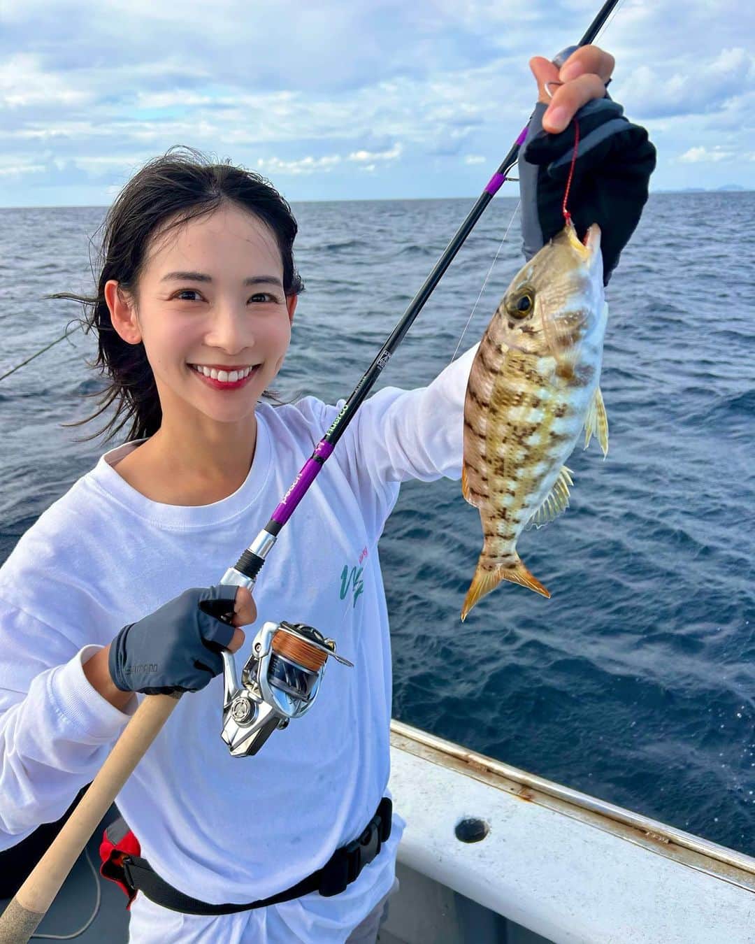 阪本智子のインスタグラム：「🎣♡  Peachロッドでのファーストフィッシュ🐟は、  " #ミンサーフエフキ "でした！ めっちゃ良い引きだった☺️👍  これからどんどん色んな魚を釣るぞー♪   @flypeach @huercojp   #flypeach #釣り旅 #huerco #フエルコ」