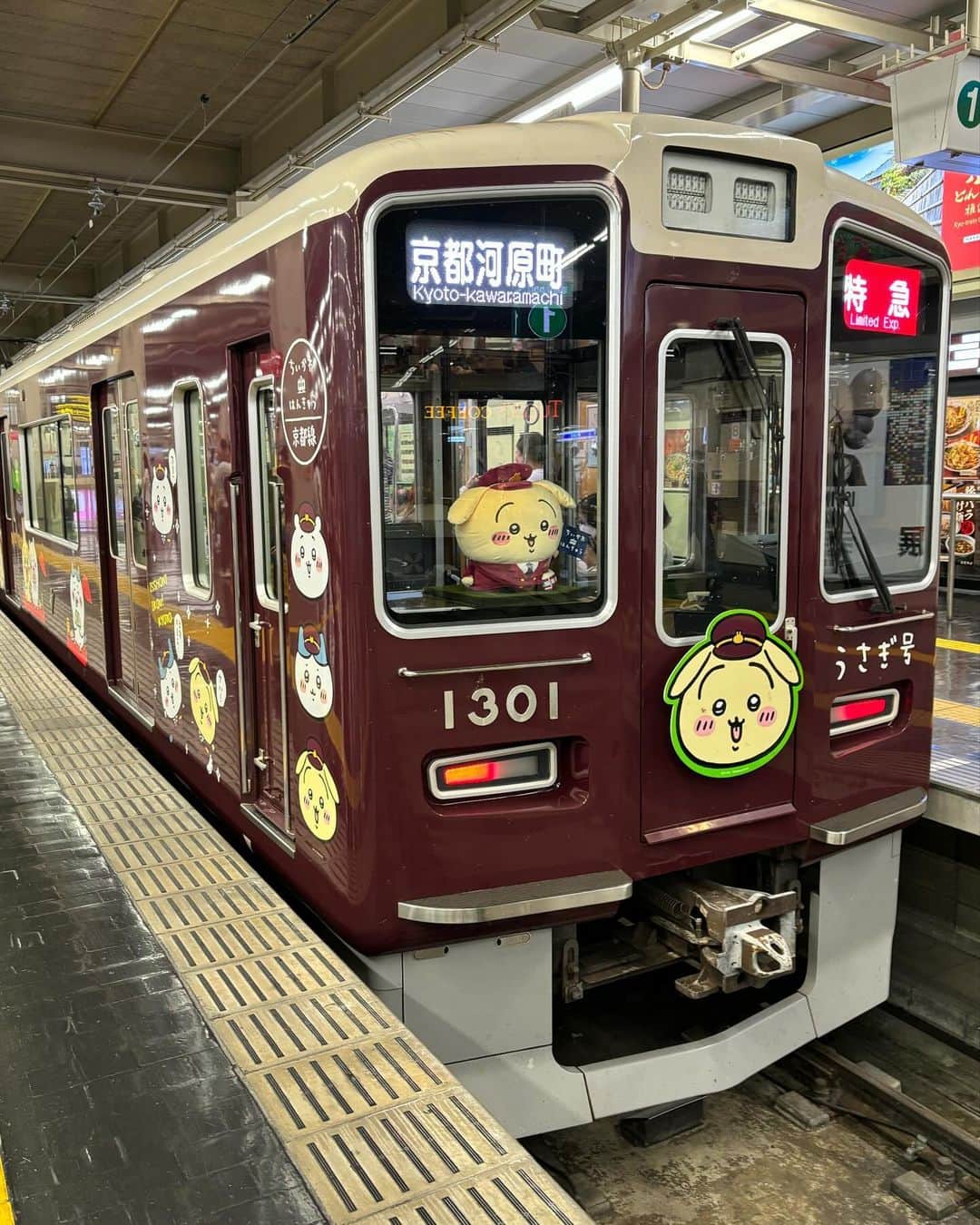 吉川正洋のインスタグラム：「大阪で少しだけ時間があったので、阪急ウォッチング。運が良く京都線を走るちいかわのうさぎ号に会えました！」