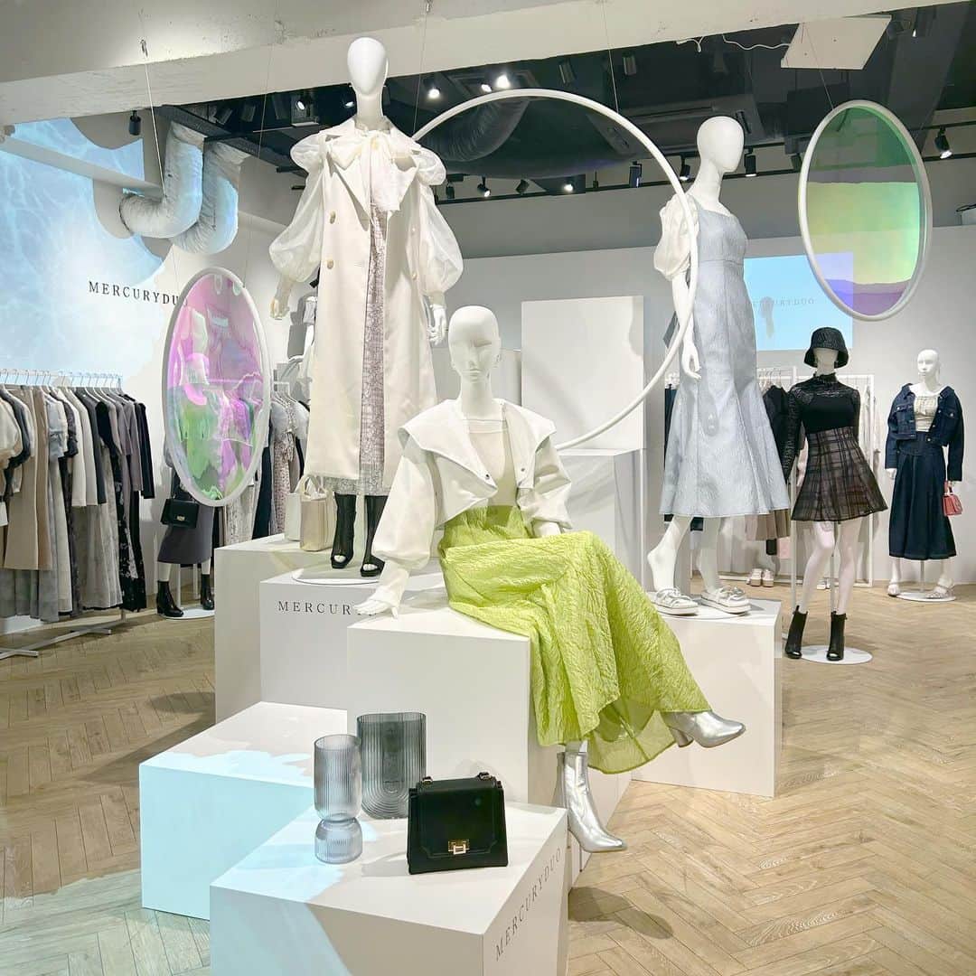MERCURYDUOのインスタグラム：「《 INFO 》 ⁡ ／ 　2024 SPRING item release! ＼ ⁡ ⁡ 2024 SSアイテム初公開！ 予約受付開始しました✔︎ ⁡ ⁡ ⁡ 詳細は @mercuryduo_comの トップURLからCHECK！ ⁡ ⁡ ⁡ ⁡ ＿＿＿＿＿＿＿＿＿＿＿＿＿＿ ㅤ ⁡ 人気スタッフのコーディネートはこちら ▶︎ @mercuryduo_styling  ⁡ #MERCURYDUO #マーキュリーデュオ #公式通販runwaychannel ⁡ ＿＿＿＿＿＿＿＿＿＿＿＿＿＿ ㅤㅤ #大人可愛いコーデ#大人フェミニンコーデ #olコーデ#デートコーデ#モテコーデ #きれいめコーデ#トレンド#カラーコーデ #大人可愛い#大人フェミニン#2024ss」