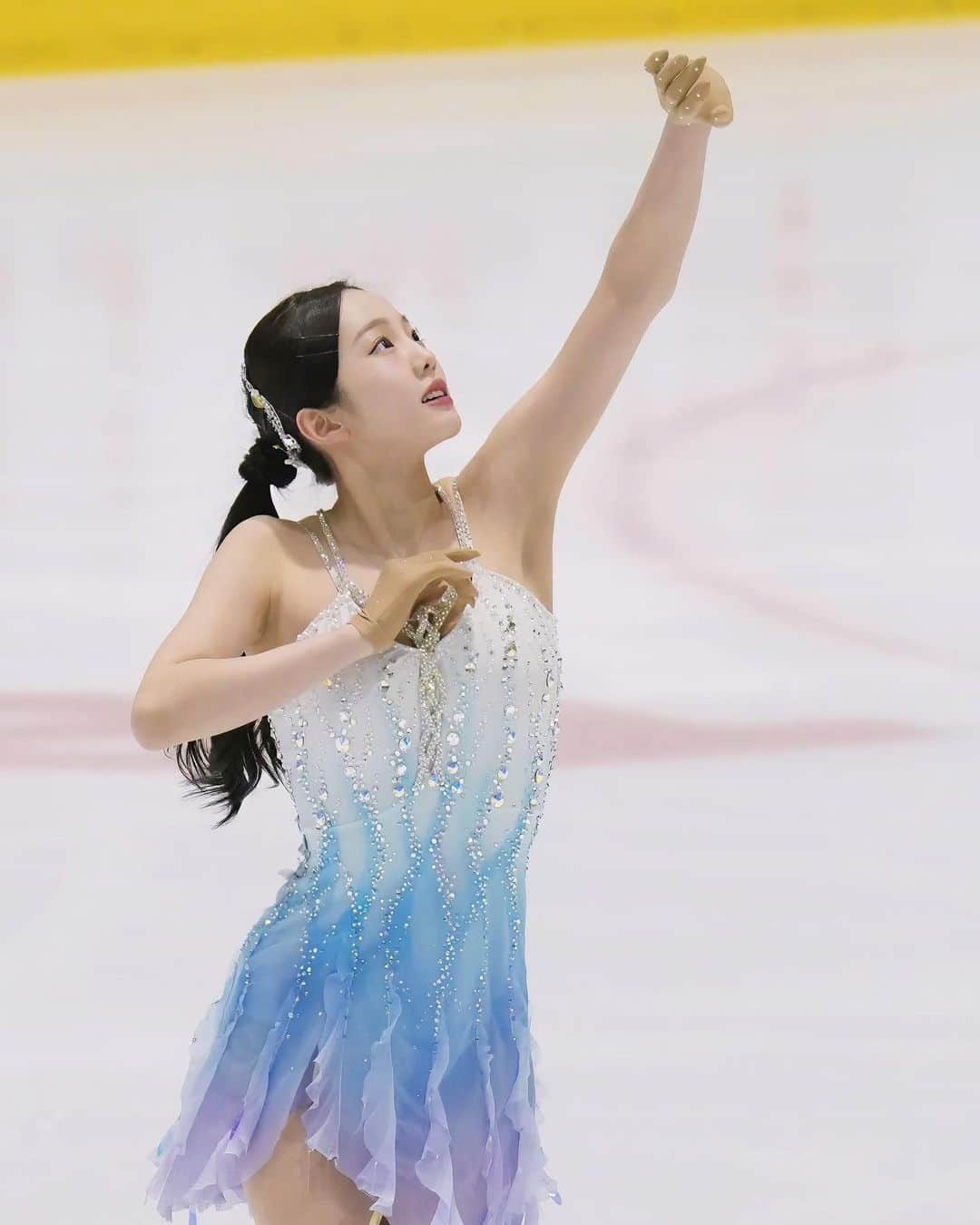 本田真凜のインスタグラム：「. 東日本選手権、沢山の応援ありがとうございました😌 今年も全日本選手権出場枠を勝ち取る事が出来ました！！！！今年で9年連続みたいです🥹 今までで1番と言っていいくらいに緊張した試合でしたが、やってきた事を信じて最後まで諦めずに演じ切れました。  21年目となるスケート。 お兄ちゃんに追いつきたくて必死だった時、先生に怒られたくない一心でガムシャラだった時、兄妹みんなで金メダルが取れて嬉しかった時、練習の調子が悪くて試合が怖くなり泣いてた時、とびっきりの演技が出来て超嬉しかった時。まだまだ沢山ありますが、将来、今まで自分が選ばせてもらえた道、全てにスケートを選んできた事、正解だったと誇りに思えるはずです。  そして、大好きなスケートを続けさせて頂けている事、こんなにも沢山応援してくださる皆様に出会えた事、全てに感謝しています。本当にありがとうございます。 今年も全日本頑張れるよ！！！！！嬉しい。。😭」