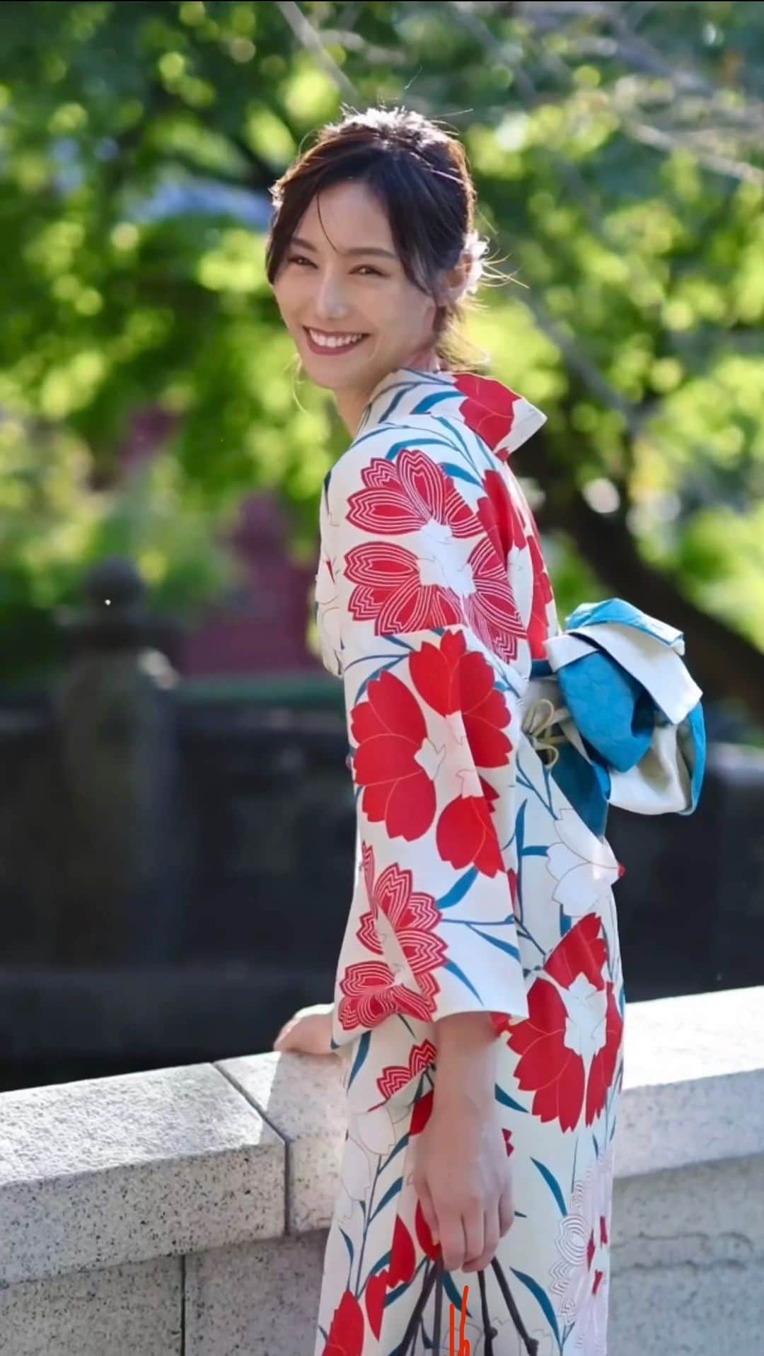 島村みやこのインスタグラム：「☺︎ 2024年オフィシャルカレンダー撮影風景をチラリ…🤍  今年は夏らしい〜浴衣姿もあるよ〜✨  さてさてみなさんもう特典は見ていただけましたか？🤫  たっっくさん良い写真があって 選び切れない…。という事で、  カレンダーには 載せ切れなかった写真たちを 特別に特典として プレゼントすることになりました♪  デジタル写真集的な🥰👌 待受にでもなんでもしてください🤣🩵  ． ※たくさんご質問頂いた 申し込み完了メールは、 今日までに申し込みされた方には月曜日にご連絡が行くそうです🌙☺️ プロフィール画面をご確認ください！  hair&make: @ayadonaldhamamonald  styling: @kimonostyle_was   キモノスタイル和S  恵比寿着付け＆レンタルSALON (03-6330-0305) 浴衣styling&着付け　MAKO(キモノスタイル和S)」