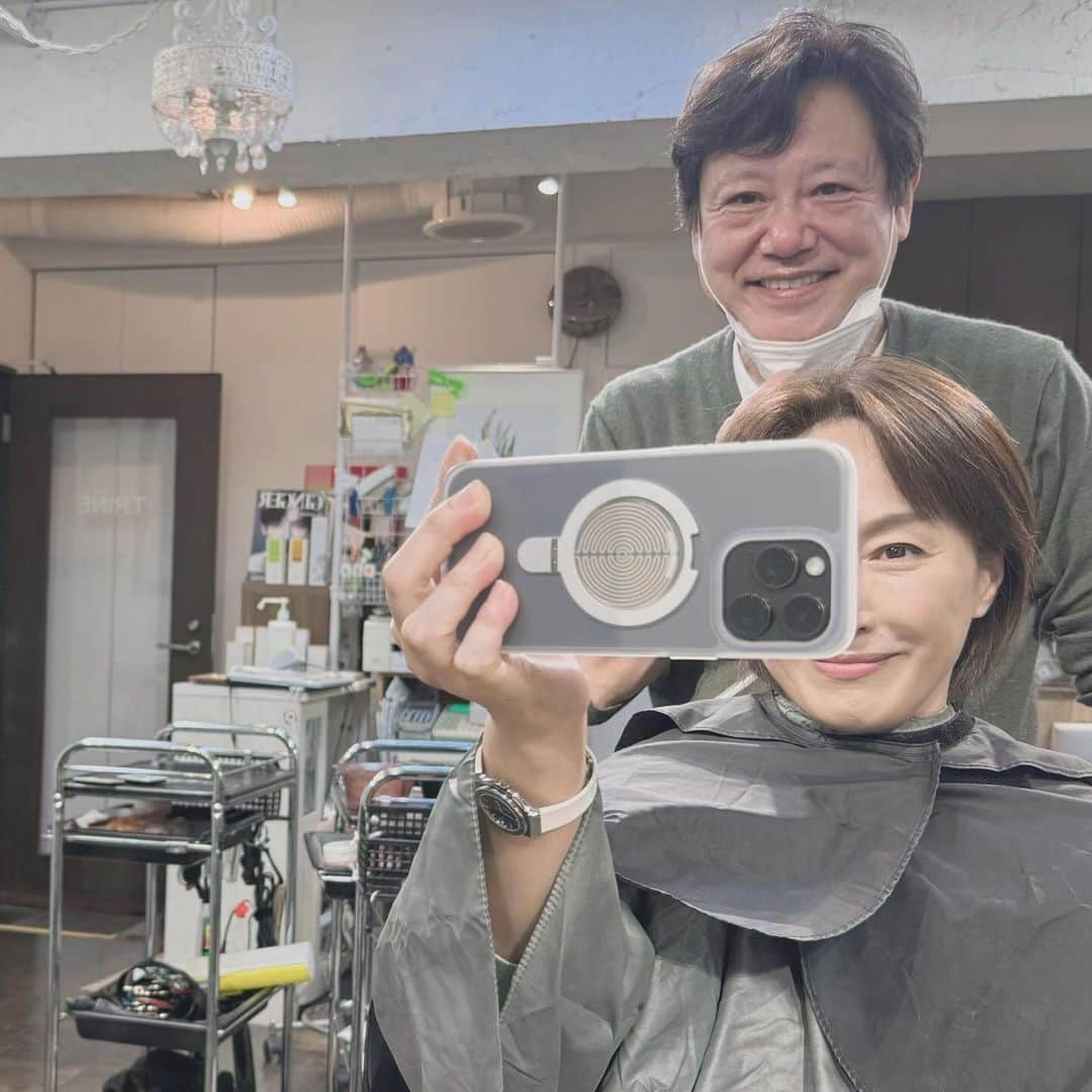 のインスタグラム：「今日は、ヘアメイクの曽我さんのとこに来ました🫡✨ ついでの散歩 今日も暑かったですね🌞  #ヘアケア #散歩」