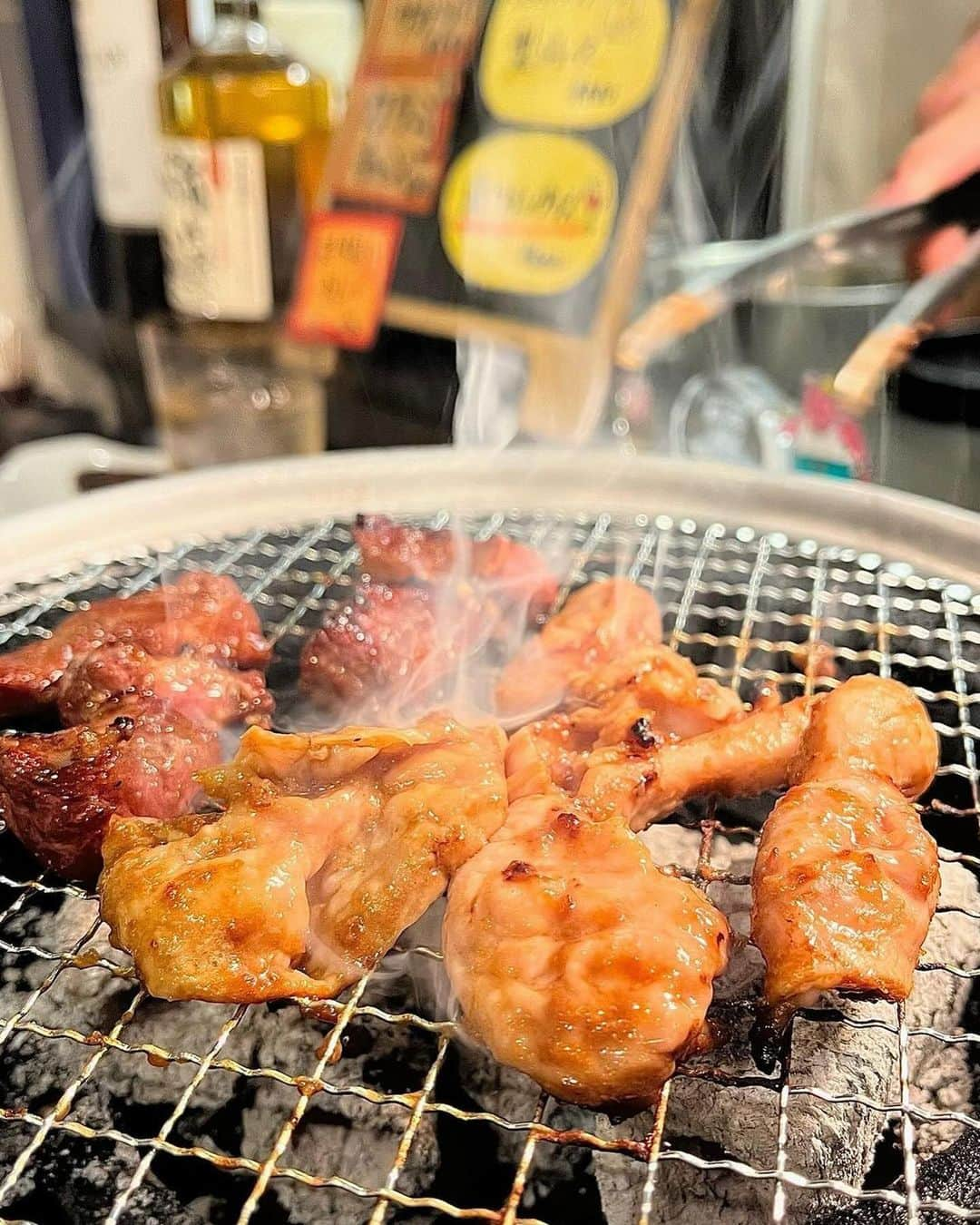 ナゴレコさんのインスタグラム写真 - (ナゴレコInstagram)「📍「餃子・とんちゃん専門店　塚ちゃん餃子」 ･････････････････････････････････････････  大葉がどっさり！無限にいけちゃう餃子が必見👀🔥  今日は、千種駅の近くにある餃子・とんちゃん専門店「塚ちゃん餃子」さんをご紹介✨ こちらのお店では、餃子やとんちゃんメニューがいただける賑やかなお店🐷  中でも刻み大葉がどっさり盛られた餃子が大人気◎ 餡がたっぷり、カリッとした食感は無限に食べられる美味しさなのだそう…とっても気になります✊💕  他にも定番の味噌とんちゃんからハラミ、丸ごと一本タンなど、焼肉好きにも嬉しいメニューが盛りだくさん！  餃子とお肉、どちらも楽しみたい人には特にオススメのお店だよ🔖 みんなもぜひ行ってみてね🥢  ┈┈┈┈┈┈┈┈┈┈┈┈┈┈┈┈┈┈┈  🍤名古屋のローカルグルメメディア【ナゴレコ】🍤  名古屋人がレコメンドする本当に美味しい名古屋めし🥢 これさえフォローしておけば、街の流行りがきっとわかる◎ 100名以上の編集部で作り上げる、名古屋エリア最大規模のグルメメディアです📝  他の投稿はこちらから👉 @nagoya_food  ┈┈┈┈┈┈┈┈┈┈┈┈┈┈┈┈┈┈┈  素敵な投稿にタグ付けしていただきありがとうございます✨  #ナゴレコ で、あなたの投稿をリポスト！ webサイト「ナゴレコ」もチェックしてね👀 ･････････････････････････････････････････  ☞ photo by （ @yoshie.nagoya ）さん  【千種、車道駅】 塚ちゃん餃子 @tsukachangyoza ┈┈┈┈┈┈┈┈┈┈┈┈┈┈┈┈┈┈┈┈┈┈┈┈ 🥟小ぶりで食べやすい！無限系餃子 🥟トッピングたくさん！アレンジ楽しい 🥟肉好き歓喜！七輪で焼くホルモンも絶品 🥟カレーにライス…お米天国！ ┈┈┈┈┈┈┈┈┈┈┈┈┈┈┈┈┈┈┈┈┈┈┈┈ 🖊️ @yoshie.nagoya （しその葉と大葉の違いを検索） ┈┈┈┈┈┈┈┈┈┈┈┈┈┈┈┈┈┈┈┈┈┈┈┈ 私はしその葉が大好きだ。 しその葉のために食事をしていると言っても過言で…した。  さて。一回行ってからファンになったお店❤️ 餃子が本当に美味しい！そして美しい！ 系統としては浜松餃子？らしい？確か？  でね。餃子だけじゃなくて、ホルモンも美味しいの❤️ 炭火で焼くから、香りから既に美味しいのです😋  私的に餃子とホルモン焼き両方楽しめる最高のお店。 ようやく！餃子好きな子と再訪できました🙌  よし！赤星で乾杯からのスターとぉ…🍻 「よしえさん、餃子にしその葉のトッピングは？」 とマスターからツッコミ。 そうだ！😳 このお店は餃子にトッピングするのが定石。 お店に行けたことに浮かれすぎていて忘れていた。笑 しかも好物を‼️凡ミスぅぅ‼️😇  では、改めまして…乾杯スタートです💖 ┈┈┈┈┈┈┈┈┈┈┈┈┈┈┈┈┈┈┈┈┈┈┈┈ 🔹塚ちゃん餃子20個＆しその葉トッピング 野菜たっぷり。でも、肉もしっかり。 青森県産のニンニクを使っているから 臭いにくいのも特徴なんだって！ しその葉トッピングがオススメ🥰笑  🔹丸ごと一本タン（塩） #名物おそるべし。この迫力。 タン元タン先、両方を楽しめちゃう👏  🔹手作り炙りチャーシュー バラ肉で作られた脂ジュワ肉ほろほろ焼豚。 七輪で炙ることで香りまでもがご馳走になります❤️  🔹ハラミチャン（タレ） 何気にこれ好き。赤身の旨み。タレの美味しさ。 臭みもなく食べやすいから困る。止まらない！  🔹とんちゃん（みそ） とんちゃん好きなら美味しいと唸るやつ。 酒が進む。じっくり焼くのがオススメらしい。 ┈┈┈┈┈┈┈┈┈┈┈┈┈┈┈┈┈┈┈┈┈┈┈┈ やはり、このお店は美味しかった❤️❤️❤️ これに私の気持ちを全て集約したい。 美味しすぎて、餃子20個2人でペロリでした🤣 初めて焼豚を食べたけど、 これは流行ってほしいくらいにハマった😋 お酒にも合うけど、ご飯にも合う‼️🍚 ライス（大中小）あるし、 しっかり食べたい人も満足できるお店だよ😁  あ。ちなみに。人気店なので予約推奨。 私が行った時も全部…予約で…埋まってた…のかな？  ずっと行きたかったら、 行けた喜びと美味しかった感動とで… 変なテンションでした。笑 今回付き合ってくれた餃子好き女子に感謝🙏✨ そして、行きたかったお店に一緒に行けたことにも感謝‼️ ありがとうでーす🙌  あ。 持っていると激イケていると言われている塚ちゃんステッカー貰いました🐷 わーい🥳💕 さりげなく映り込んでます😎✨ 感謝感謝。ホント良い人。ありがとう。  家帰って鏡見てビックリ！ 興奮のせいでメイクが崩れ、パンダ目でした。 凹むわ。こんなオチかぁ🤣 ┈┈┈┈┈┈┈┈┈┈┈┈┈┈┈┈┈┈┈┈┈┈┈┈」11月5日 17時58分 - nagoya_food