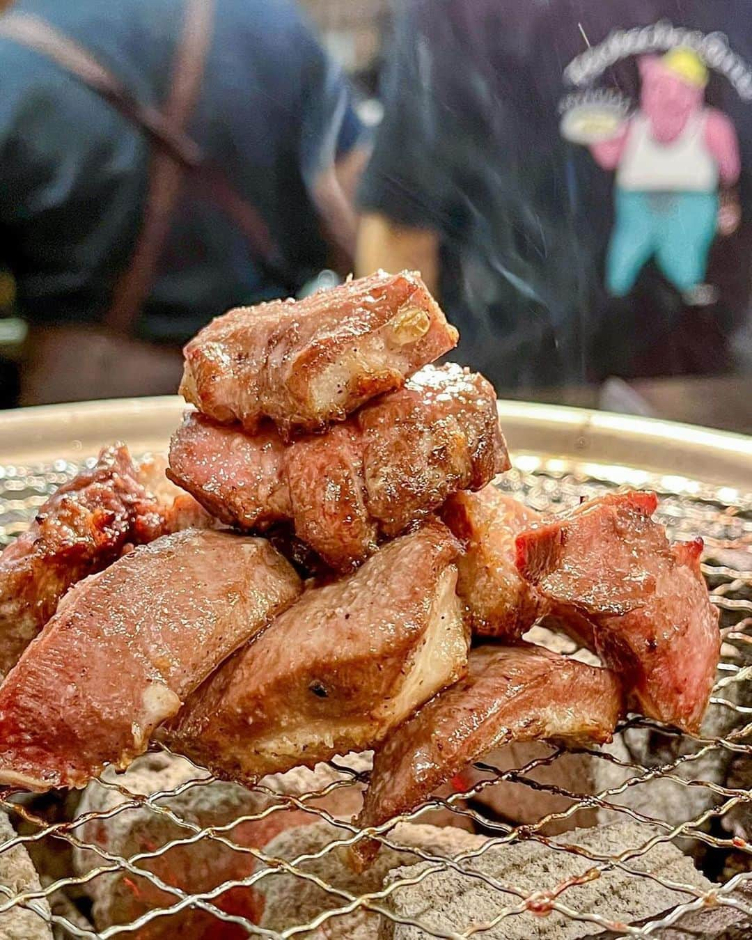 ナゴレコさんのインスタグラム写真 - (ナゴレコInstagram)「📍「餃子・とんちゃん専門店　塚ちゃん餃子」 ･････････････････････････････････････････  大葉がどっさり！無限にいけちゃう餃子が必見👀🔥  今日は、千種駅の近くにある餃子・とんちゃん専門店「塚ちゃん餃子」さんをご紹介✨ こちらのお店では、餃子やとんちゃんメニューがいただける賑やかなお店🐷  中でも刻み大葉がどっさり盛られた餃子が大人気◎ 餡がたっぷり、カリッとした食感は無限に食べられる美味しさなのだそう…とっても気になります✊💕  他にも定番の味噌とんちゃんからハラミ、丸ごと一本タンなど、焼肉好きにも嬉しいメニューが盛りだくさん！  餃子とお肉、どちらも楽しみたい人には特にオススメのお店だよ🔖 みんなもぜひ行ってみてね🥢  ┈┈┈┈┈┈┈┈┈┈┈┈┈┈┈┈┈┈┈  🍤名古屋のローカルグルメメディア【ナゴレコ】🍤  名古屋人がレコメンドする本当に美味しい名古屋めし🥢 これさえフォローしておけば、街の流行りがきっとわかる◎ 100名以上の編集部で作り上げる、名古屋エリア最大規模のグルメメディアです📝  他の投稿はこちらから👉 @nagoya_food  ┈┈┈┈┈┈┈┈┈┈┈┈┈┈┈┈┈┈┈  素敵な投稿にタグ付けしていただきありがとうございます✨  #ナゴレコ で、あなたの投稿をリポスト！ webサイト「ナゴレコ」もチェックしてね👀 ･････････････････････････････････････････  ☞ photo by （ @yoshie.nagoya ）さん  【千種、車道駅】 塚ちゃん餃子 @tsukachangyoza ┈┈┈┈┈┈┈┈┈┈┈┈┈┈┈┈┈┈┈┈┈┈┈┈ 🥟小ぶりで食べやすい！無限系餃子 🥟トッピングたくさん！アレンジ楽しい 🥟肉好き歓喜！七輪で焼くホルモンも絶品 🥟カレーにライス…お米天国！ ┈┈┈┈┈┈┈┈┈┈┈┈┈┈┈┈┈┈┈┈┈┈┈┈ 🖊️ @yoshie.nagoya （しその葉と大葉の違いを検索） ┈┈┈┈┈┈┈┈┈┈┈┈┈┈┈┈┈┈┈┈┈┈┈┈ 私はしその葉が大好きだ。 しその葉のために食事をしていると言っても過言で…した。  さて。一回行ってからファンになったお店❤️ 餃子が本当に美味しい！そして美しい！ 系統としては浜松餃子？らしい？確か？  でね。餃子だけじゃなくて、ホルモンも美味しいの❤️ 炭火で焼くから、香りから既に美味しいのです😋  私的に餃子とホルモン焼き両方楽しめる最高のお店。 ようやく！餃子好きな子と再訪できました🙌  よし！赤星で乾杯からのスターとぉ…🍻 「よしえさん、餃子にしその葉のトッピングは？」 とマスターからツッコミ。 そうだ！😳 このお店は餃子にトッピングするのが定石。 お店に行けたことに浮かれすぎていて忘れていた。笑 しかも好物を‼️凡ミスぅぅ‼️😇  では、改めまして…乾杯スタートです💖 ┈┈┈┈┈┈┈┈┈┈┈┈┈┈┈┈┈┈┈┈┈┈┈┈ 🔹塚ちゃん餃子20個＆しその葉トッピング 野菜たっぷり。でも、肉もしっかり。 青森県産のニンニクを使っているから 臭いにくいのも特徴なんだって！ しその葉トッピングがオススメ🥰笑  🔹丸ごと一本タン（塩） #名物おそるべし。この迫力。 タン元タン先、両方を楽しめちゃう👏  🔹手作り炙りチャーシュー バラ肉で作られた脂ジュワ肉ほろほろ焼豚。 七輪で炙ることで香りまでもがご馳走になります❤️  🔹ハラミチャン（タレ） 何気にこれ好き。赤身の旨み。タレの美味しさ。 臭みもなく食べやすいから困る。止まらない！  🔹とんちゃん（みそ） とんちゃん好きなら美味しいと唸るやつ。 酒が進む。じっくり焼くのがオススメらしい。 ┈┈┈┈┈┈┈┈┈┈┈┈┈┈┈┈┈┈┈┈┈┈┈┈ やはり、このお店は美味しかった❤️❤️❤️ これに私の気持ちを全て集約したい。 美味しすぎて、餃子20個2人でペロリでした🤣 初めて焼豚を食べたけど、 これは流行ってほしいくらいにハマった😋 お酒にも合うけど、ご飯にも合う‼️🍚 ライス（大中小）あるし、 しっかり食べたい人も満足できるお店だよ😁  あ。ちなみに。人気店なので予約推奨。 私が行った時も全部…予約で…埋まってた…のかな？  ずっと行きたかったら、 行けた喜びと美味しかった感動とで… 変なテンションでした。笑 今回付き合ってくれた餃子好き女子に感謝🙏✨ そして、行きたかったお店に一緒に行けたことにも感謝‼️ ありがとうでーす🙌  あ。 持っていると激イケていると言われている塚ちゃんステッカー貰いました🐷 わーい🥳💕 さりげなく映り込んでます😎✨ 感謝感謝。ホント良い人。ありがとう。  家帰って鏡見てビックリ！ 興奮のせいでメイクが崩れ、パンダ目でした。 凹むわ。こんなオチかぁ🤣 ┈┈┈┈┈┈┈┈┈┈┈┈┈┈┈┈┈┈┈┈┈┈┈┈」11月5日 17時58分 - nagoya_food