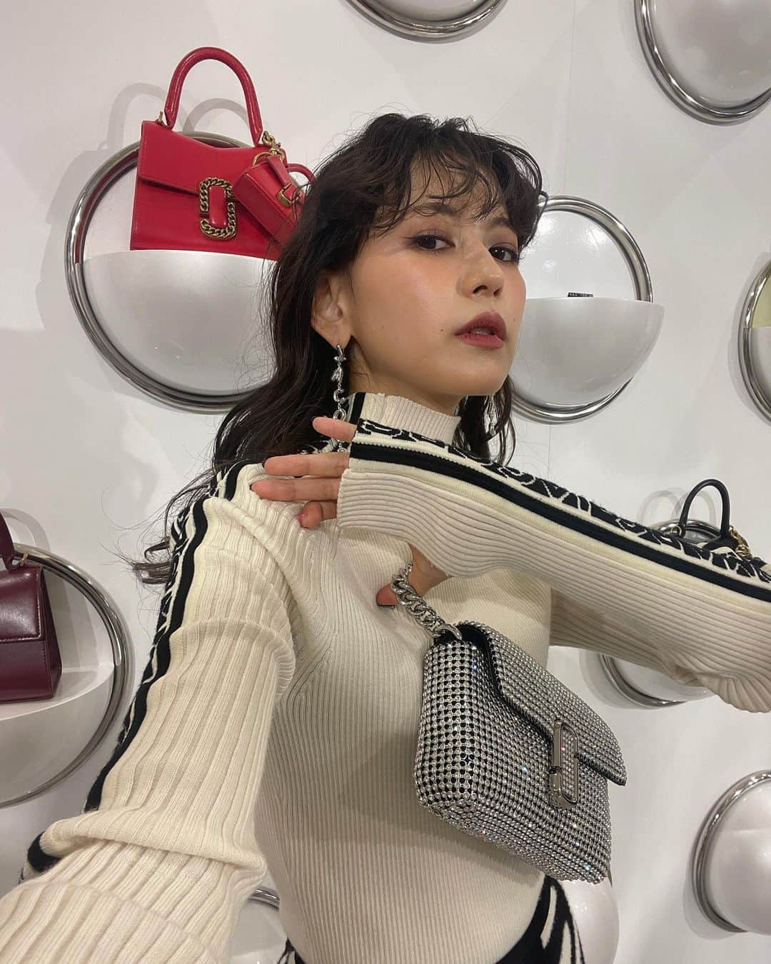 菅沼ゆり（ゆりっぱ）さんのインスタグラム写真 - (菅沼ゆり（ゆりっぱ）Instagram)「MARC JACOBS HOLIDAY COLLECTION POP UP CIRCUS 💞🎠  三連休みんなはいかがお過ごしでしたか:) この間、阪急うめだ本店で開催されている @marcjacobs のオープニングイベントに遊びに行ってきたよ。  HOLIDAY COLLECTION のテーマであるパールが主役にディスプレイされていて、ラインストーンがフルで施されたbagや他にも魅力的なアイテム達が輝いててうっとり...♡  関西近郊の方は是非遊びに行ってみてね🐩  11月1日(水) - 11月28日(火) 📍 阪急うめだ本店3F  モードポップアップサーカス  @marcjacobs @marcjacobsjapan  #marcjacobs  #marcjacobsholidaycollection #pr  hair @mami_isaka さん🫱🏻‍🫲🏼」11月5日 18時07分 - yurippa93