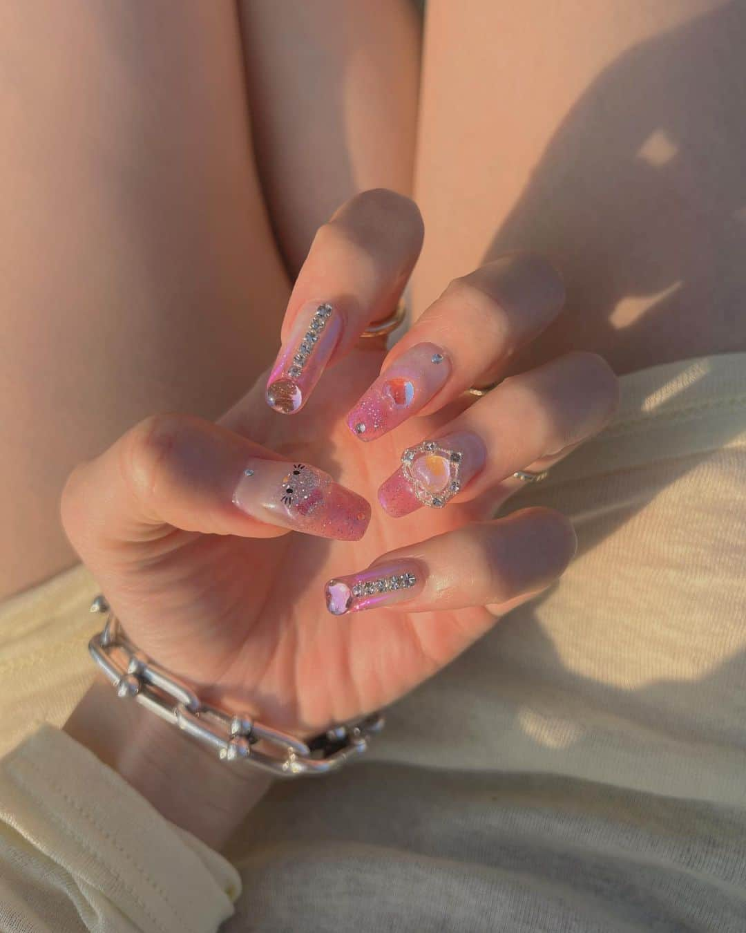 梅村実帆のインスタグラム：「New Nail 💅🏻🧠🎀🩰 今回はぷりっぷり💞な爪にしたくて、ドgirly😅💘」