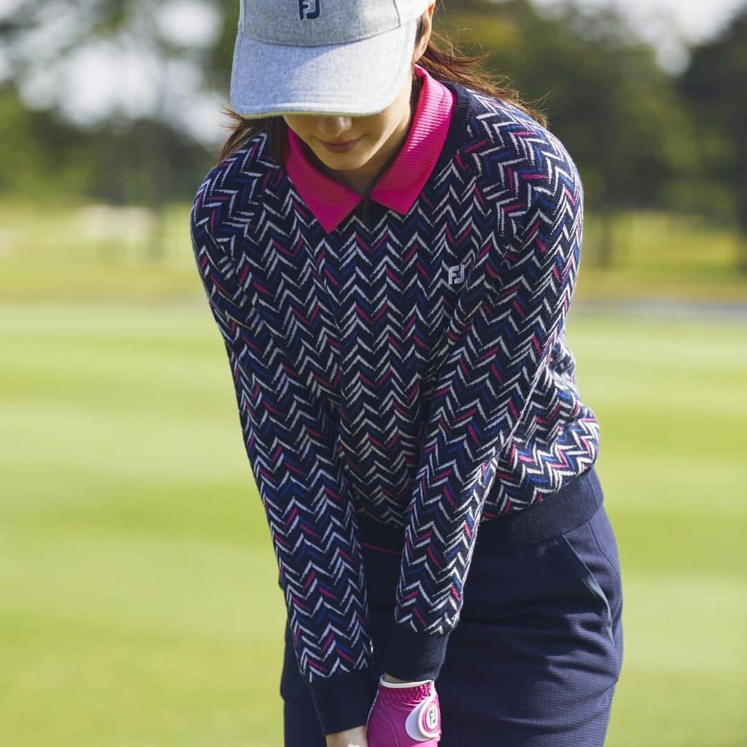 Footjoy Japanさんのインスタグラム写真 - (Footjoy JapanInstagram)「【23FW MODERN CLASSIC COLLECTION】   ＜WOMEN'S シェブロンパターン クルーネックセーター＞ シェブロン柄と鮮やかな色が気分も高めてくれるセーター。柔らかく保温性の高いメリノウールが快適な着心地を提供します。   ＜WOMEN'S ハウンドトゥース起毛スカート＞ 秋冬らしいハウンドトゥーススカートは、細かな柄で着まわしやすいデザイン。厚手過ぎない微起毛素材で、シーズンを通じて長く着用できます。   #FootJoy #MODERNCLASSICCOLLECTION #PERFORMANCEGOLFAPPAREL #フットジョイ #モダンクラシックコレクション #パフォーマンスゴルフアパレル」11月5日 18時00分 - footjoy.japan