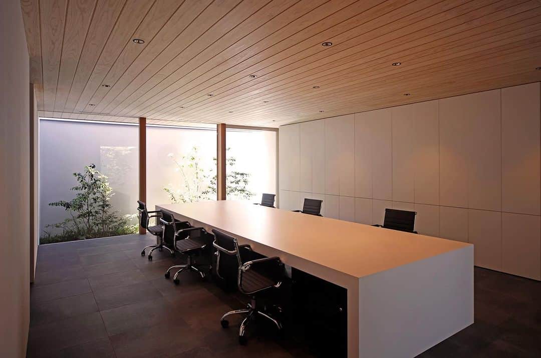kisetsuさんのインスタグラム写真 - (kisetsuInstagram)「オフィスはイキイキ働ける場所ですか？  社員のモチベーションを高めるため、 オフィス環境の効果は大きいです！  「常に新しいアイデア💡」が浮かぶ 緑豊かなオフィスを実現してみませんか。  * ☞more… @kisetsu6644 . *  #kisetsu  #housedesign #modernhome #moderndesign #japanesehouse #roomdesign #オフィス  #設計事務所 #施工例 #住宅デザイン #モダン住宅 #おしゃれな家 #こだわりの家 #おしゃれな家 #モダンな家 #スタイリッシュな家 #キッチン収納  #オーダーキッチン  #建築写真 #平屋の家 #平屋 #注文住宅 #シンプルモダンオフィス」11月5日 18時00分 - kisetsu6644
