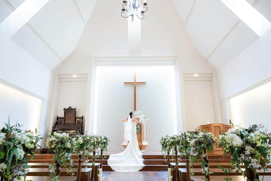 ザ・ジョージアンテラスのインスタグラム：「.  chapel shot   ザ・ジョージアンテラスは木目の教会なので ご新婦様のウェディングドレスがすごく映えます🪵･:*+.  ザ・ジョージアンテラスは 貸切の会場なので  おふたりの大切な1日をお写真でしっかり残していただけます！♡  是非ザ・ジョージアンテラスでおふたりの思い出つくりませんか？  __________________ @the_georgian_terrace をフォローして #ザジョージアンテラス #ジョージアンテラス  のハッシュタグをつけて お写真を投稿してみてくださいね💐 __________________  #チャペル #チャペルフォト#フォトウェディング #ヘアアクセサリー#ガーデンウェディング #ナチュラルウェディング #ザジョージアンテラス #ジョージアンテラス #THEGEORGIANTERRACE #結婚式 #ウェディング #wedding  #りんくうタウン #一軒家 #貸切ウェディング #ゲストハウス #アットホームウェディング #フォトウェディング #ブライダル #weddingtbt #dress #weddingphoto #オリジナルウェディング #ウェディングドレス #weddingdress #dress  #ガーデンウェディング #happywedding #結婚式準備 #プレ花嫁」