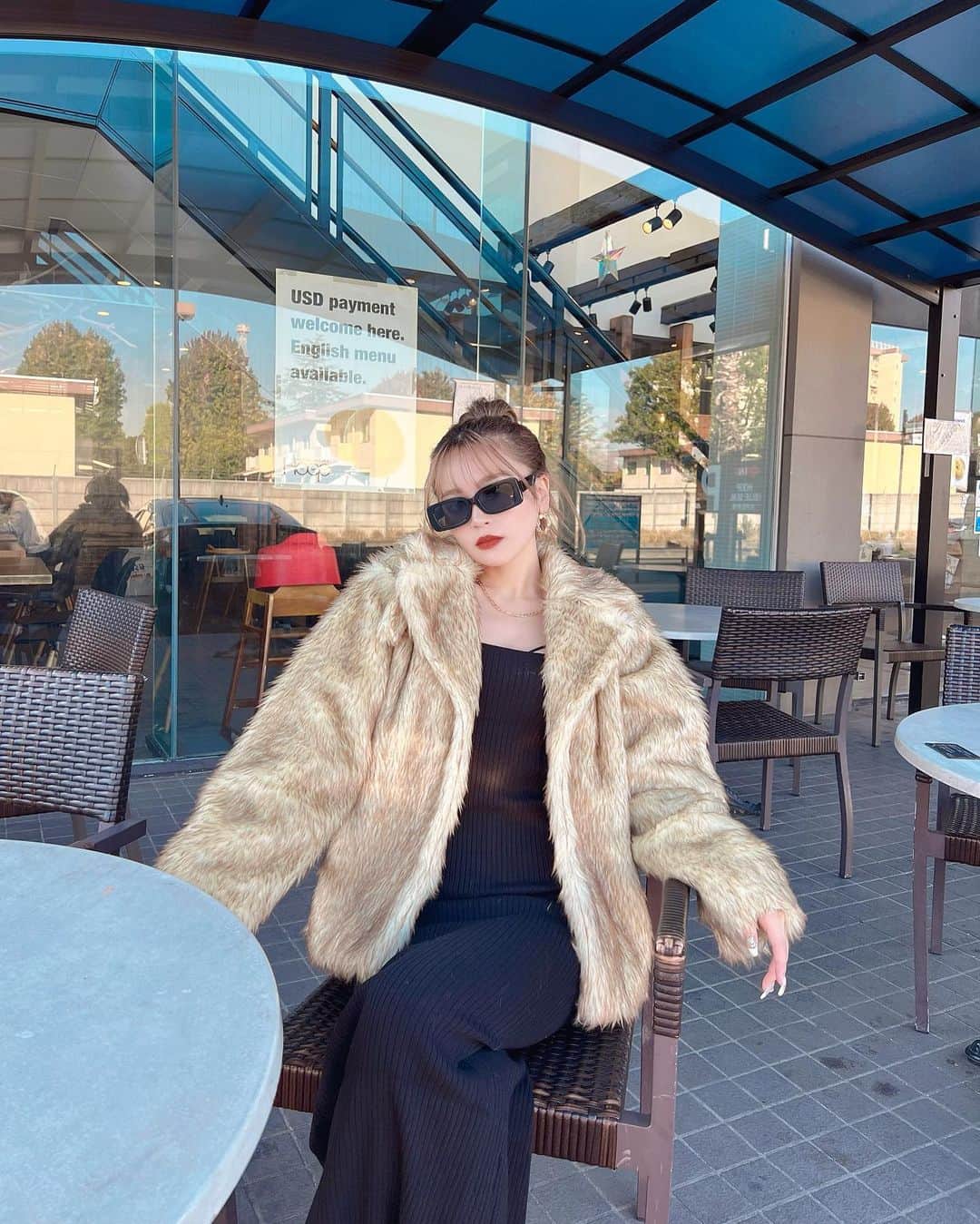 土屋怜菜（れいぽよ）のインスタグラム：「⁡ ⁡ たまにはね、あっぷとかもして見ちゃう☺️🤍 こゆスタイルは珍しいでしょっ？？♡ ⁡ 持ってるだけでオシャレに見えるアウターげとしたので 今年大活躍させまあすっ✌🏼💕 @aclent_official」