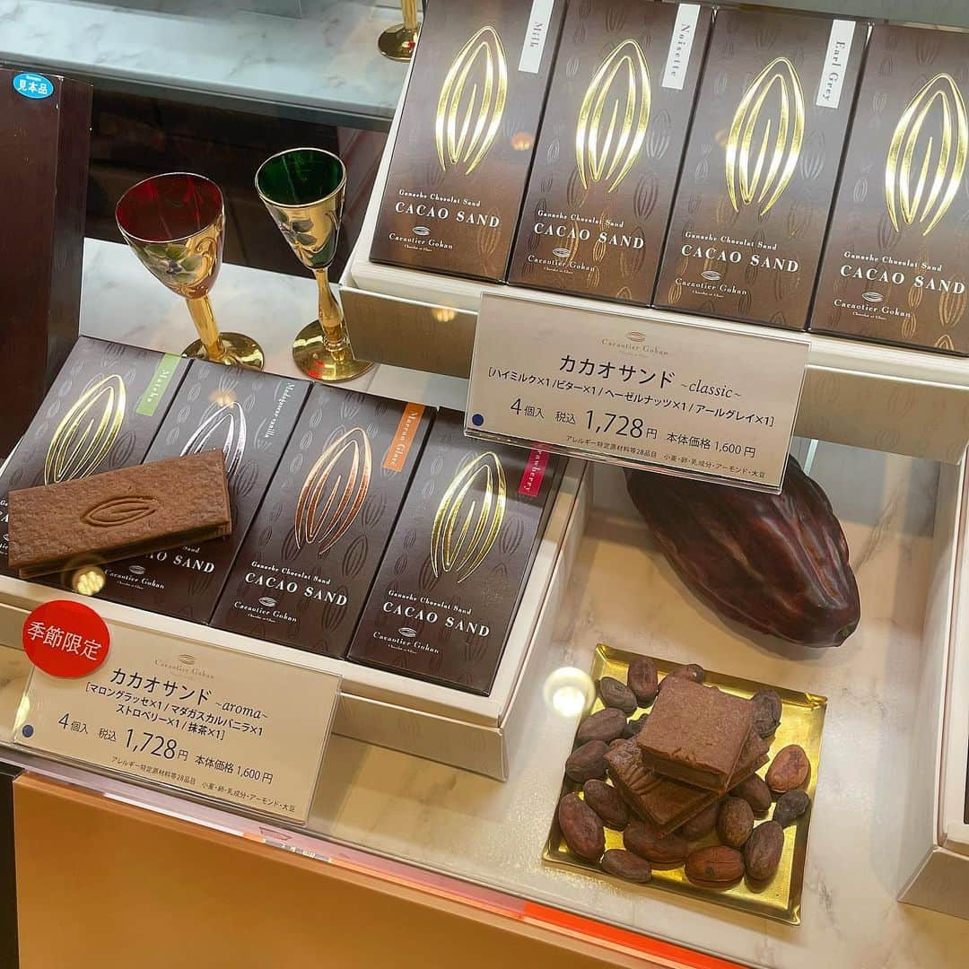 大丸神戸店のモノとコトのインスタグラム：「. カカオ豆からこだわったチョコレート菓子🍫❤️  〈カカオティエゴカン〉期間限定ショップ 📅11月7日(火)まで 📍地1階 スイーツイベント②  大阪・北浜のパティスリー、「五感」のチョコレート専門店🍫 五感の素材のこだわりを世界まで広げ、世界中から厳選したカカオで職人が丁寧におつくりしたチョコレートをお届けします👩🏻‍🍳  (1枚目) ♡カカオサンド(アロマ・クラシック) 4個入　各税込1,728円 サクサクのショコラサブレでなめらかなガナッシュチョコレートをサンドしています🤎  (2枚目) ♡シャポー　税込1,728円 カカオ豆の豊かな風味と、とろける口どけが美味しいチョコレートケーキ🍫  (3枚目) ♡トロワカカオ　税込1,404円 3種のチョコレートの特性を活かしたロールケーキです🤤✨  #大丸神戸 #大丸神戸店 #大丸 #神戸 #元町 #神戸大丸 #daimarukobe #kobe #カカオティエゴカン #cacaotiergokan #五感 #チョコレート #チョコレート専門店 #チョコレートサンド #カカオサンド」