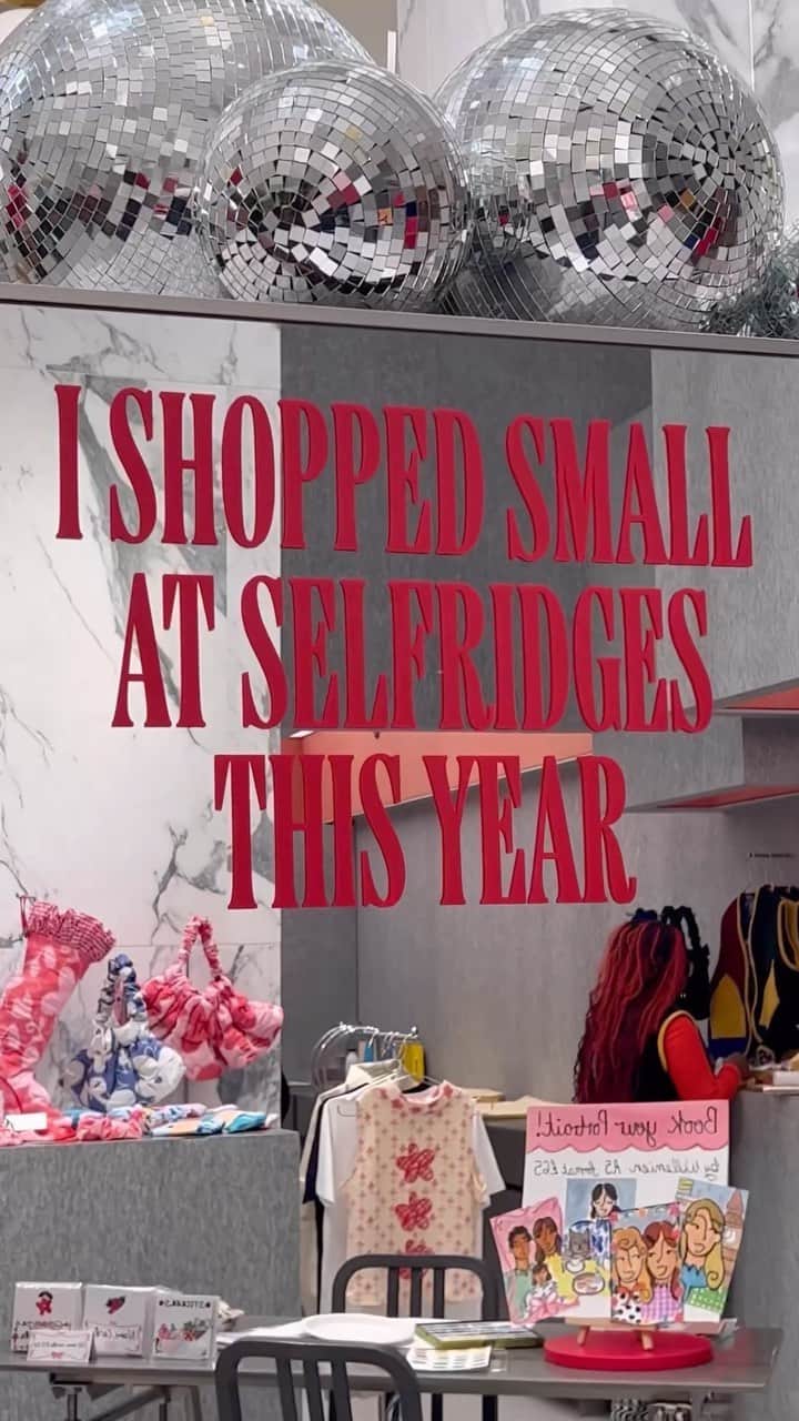 セルフリッジズのインスタグラム：「Last day to shop ⏰ • @saladdaysmarketlondon has popped up inside the Accessories Hall at #SelfridgesLondon. Visit 14 of the UK’s most exciting small brands and vintage curators offering a selection of homewares, clothing, art, jewellery and ceramics that would make the perfect gifts.」