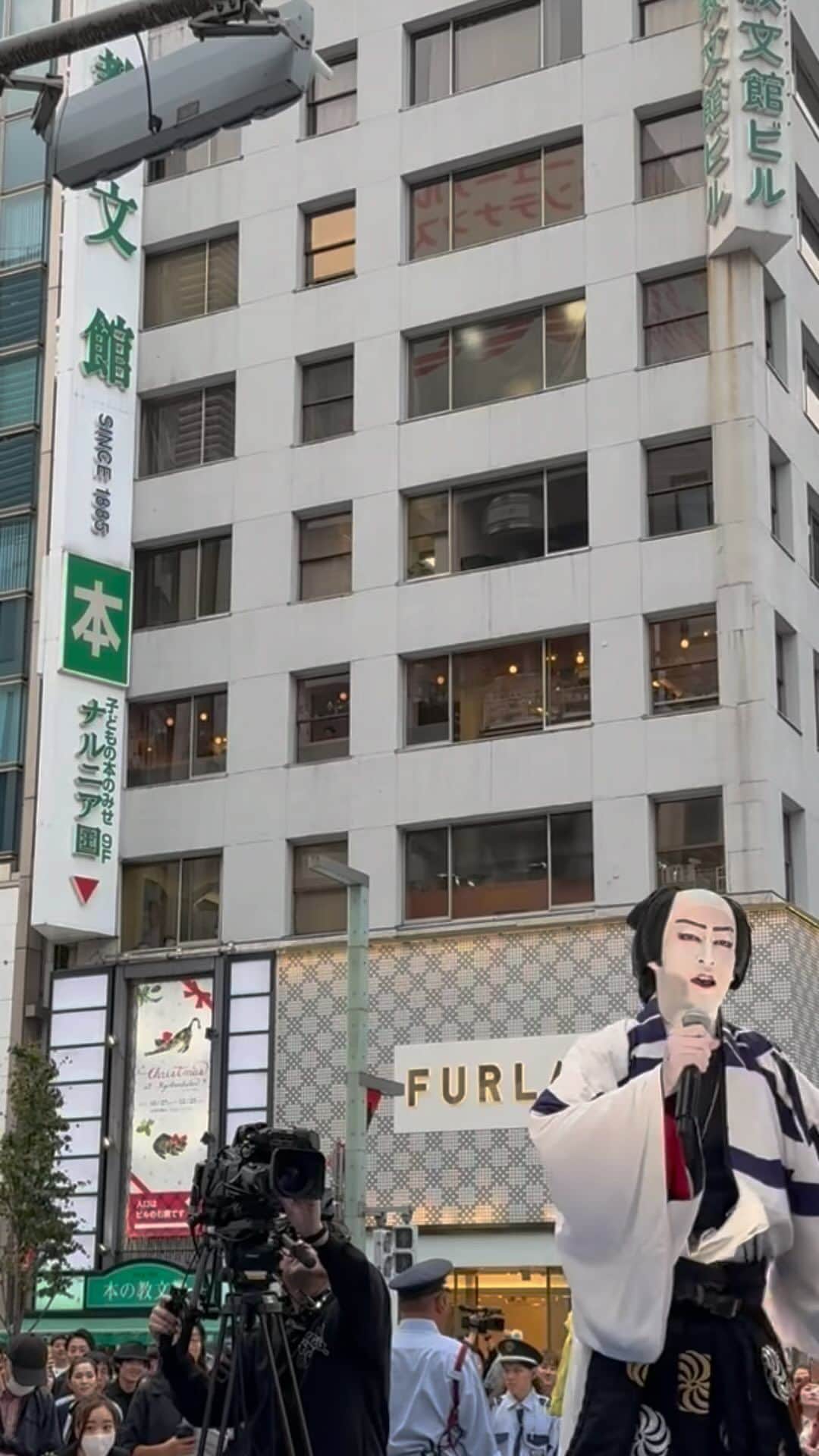 Apparel-web.comのインスタグラム：「TOKYO FASHION CROSSING ではデザイナー丸山敬太プロデュースのファッションショーを銀座開催。オープニングでは尾上右近が舞い、フィナーレは冨永愛が飾った。 @ai_tominaga_official @ukon_onoe_dayu.kenx2 #TOKYOFASHIONcrossing #銀座」