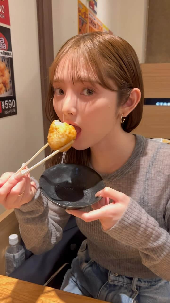 橋下美好のインスタグラム：「映えのために自力でチーズを伸ばしてみた  #チーズの味が濃いと苦手だけど #伸びるだけの味がしないチーズは好き #なんだそれめんどくさ」