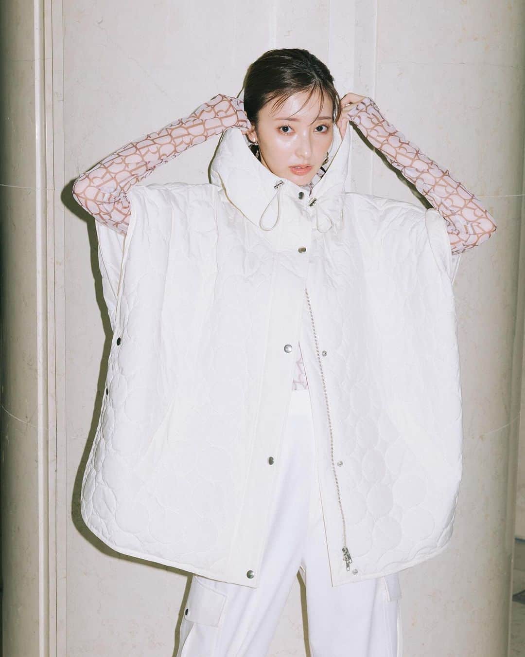 リエンダさんのインスタグラム写真 - (リエンダInstagram)「OUTER LOOK vol.2 with MAYU MIYAMOTO  SHEL’TTER WEBSTOREにて公開中🤍 - - - - - - - - - - - - - - - - - - - - - ☑︎フーディー中綿ポンチョJK IVOY/BLK/KHA ¥16,500 (tax in) 発売▶︎WEB・店舗にて発売中 ㅤㅤㅤㅤㅤㅤㅤㅤㅤㅤㅤㅤ ㅤㅤㅤㅤㅤㅤㅤㅤㅤㅤㅤㅤ ☑︎RモノグラムフーディーシアーTOP IVOY/BLK/BEG/PNK ¥7,040 (tax in) 発売▶︎WEB・店舗にて発売中 ㅤㅤㅤㅤㅤㅤㅤㅤㅤㅤㅤㅤ ㅤㅤㅤㅤㅤㅤㅤㅤㅤㅤㅤㅤ ☑︎2WAYヘムJ/WタックカーゴPT WHT/BLK/PUR/GRY ¥12,100 (tax in) 発売▶︎WEB・店舗にて発売中 ㅤㅤㅤㅤㅤㅤㅤㅤㅤㅤㅤㅤ ㅤㅤㅤㅤㅤㅤㅤㅤㅤㅤㅤㅤ ☑︎フィットデザインスクエアショートブーツ BLK/BEG/GRY ¥14,300 (tax in) 発売▶︎WEB・店舗にて発売中 - - - - - - - - - - - - - - - - - - - - - #rienda」11月5日 18時08分 - rienda_official