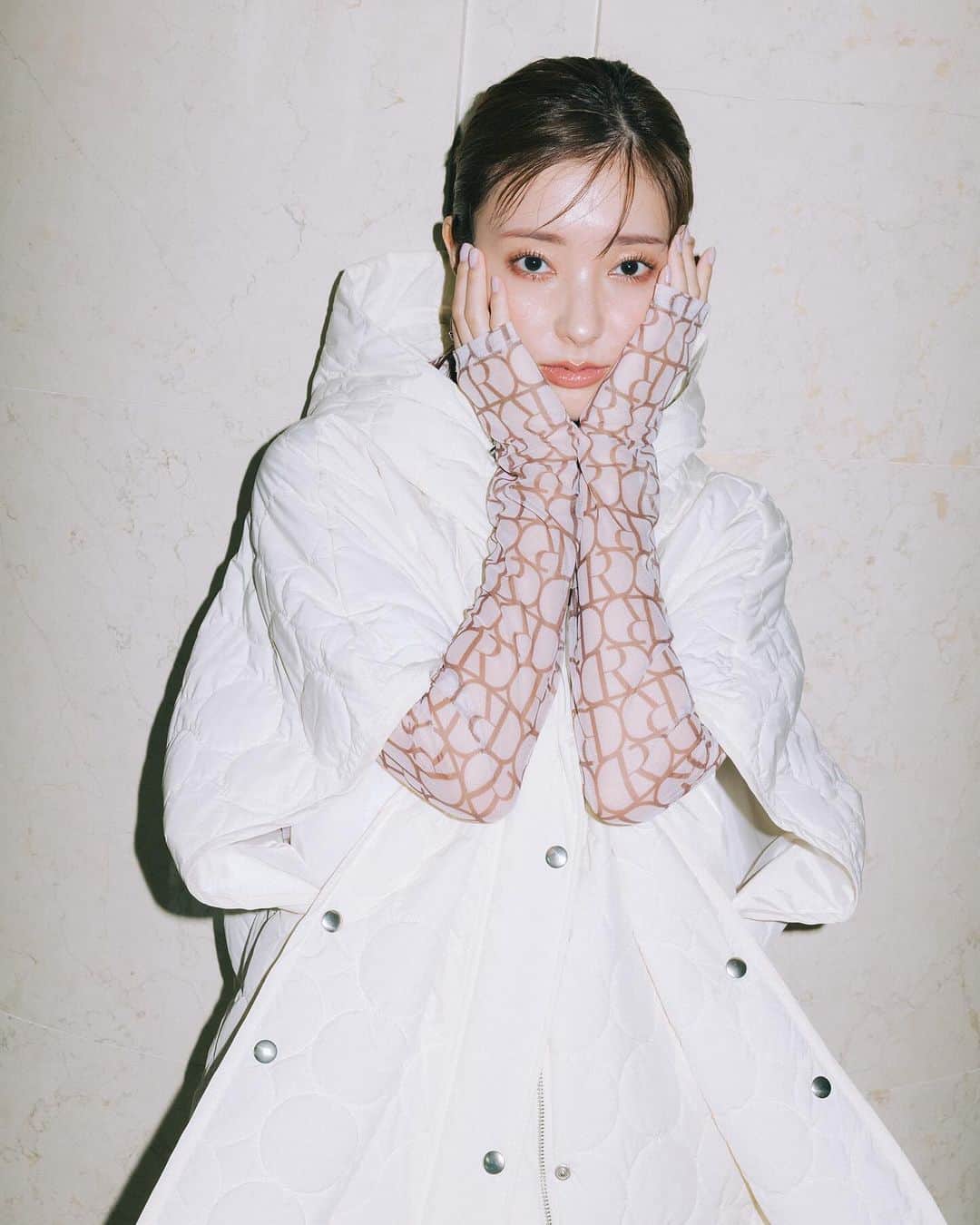 リエンダさんのインスタグラム写真 - (リエンダInstagram)「OUTER LOOK vol.2 with MAYU MIYAMOTO  SHEL’TTER WEBSTOREにて公開中🤍 - - - - - - - - - - - - - - - - - - - - - ☑︎フーディー中綿ポンチョJK IVOY/BLK/KHA ¥16,500 (tax in) 発売▶︎WEB・店舗にて発売中 ㅤㅤㅤㅤㅤㅤㅤㅤㅤㅤㅤㅤ ㅤㅤㅤㅤㅤㅤㅤㅤㅤㅤㅤㅤ ☑︎RモノグラムフーディーシアーTOP IVOY/BLK/BEG/PNK ¥7,040 (tax in) 発売▶︎WEB・店舗にて発売中 ㅤㅤㅤㅤㅤㅤㅤㅤㅤㅤㅤㅤ ㅤㅤㅤㅤㅤㅤㅤㅤㅤㅤㅤㅤ ☑︎2WAYヘムJ/WタックカーゴPT WHT/BLK/PUR/GRY ¥12,100 (tax in) 発売▶︎WEB・店舗にて発売中 ㅤㅤㅤㅤㅤㅤㅤㅤㅤㅤㅤㅤ ㅤㅤㅤㅤㅤㅤㅤㅤㅤㅤㅤㅤ ☑︎フィットデザインスクエアショートブーツ BLK/BEG/GRY ¥14,300 (tax in) 発売▶︎WEB・店舗にて発売中 - - - - - - - - - - - - - - - - - - - - - #rienda」11月5日 18時08分 - rienda_official