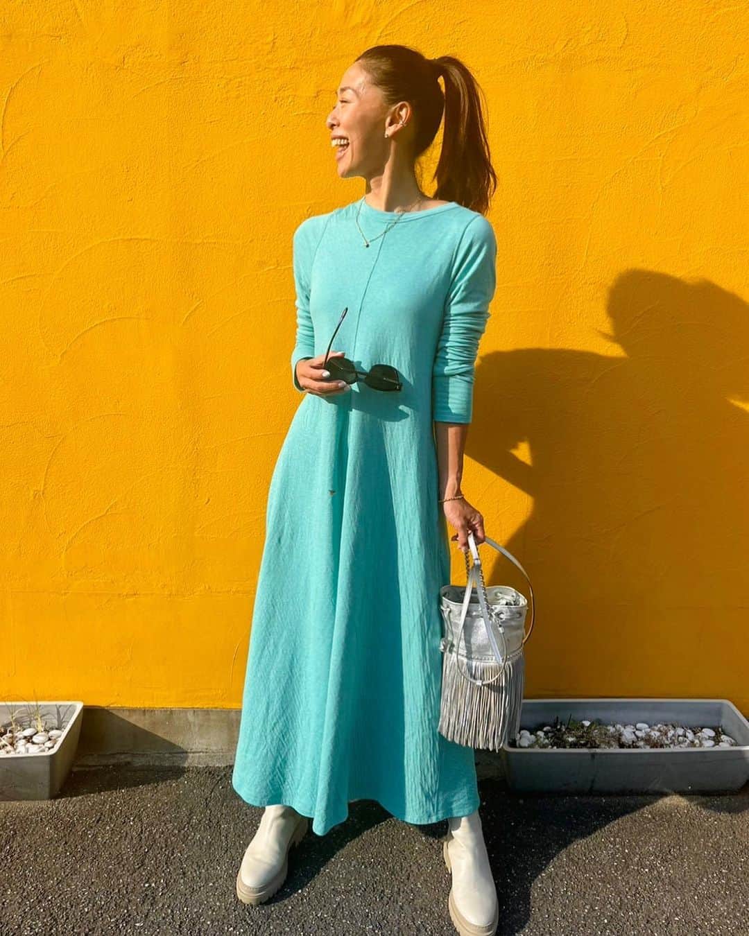 野沢和香のインスタグラム：「💛💛💛 1１月だと言うのにあたたかい☀️ Pop upでも大人気だったFluffy Back Open Dressしばらく一枚で楽しめそうです💛 寒くなってきたらこれにストールやジャケットを合わせるのが楽しい✨ @werthy.official」