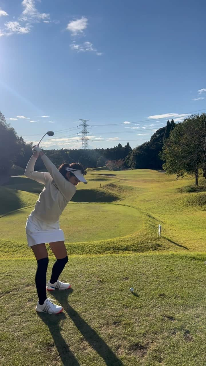 MINAMIのインスタグラム：「最近ショートホールはほとんどハーフスイングしてるかも！⛳️ ハーフスイングの方が方向性が安定する！✨ 気がします🤣 ウェアはゼロハリバートン🫶 @zerohalliburton_jp  @zerohalliburton  . #pr #ゴルフ #ゴルフ女子 #ゴルフ男子 #スポーツ女子 # #golf #golfing #golfer #golfwear #ゴルフウェア #ゴルフコーデ #YouTube #골프 #골프여자 #高尔夫  #instagolf #ゴルフ好きな人と繋がりたい」