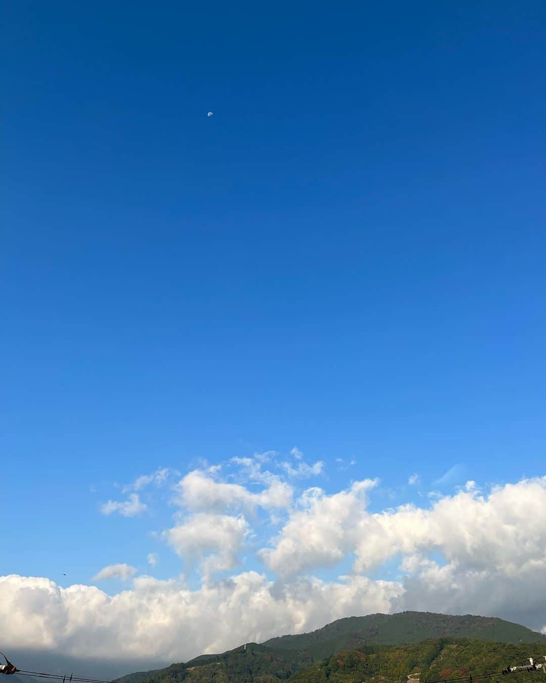 高見恭子さんのインスタグラム写真 - (高見恭子Instagram)「ひとつとして同じ青はないどれだけの空を私たちは憶えていられるのだろう  #sky  #skyhigh  #blue #bluesky  #sea  #natural #beachlife  #travel #lifeisbeautiful  #love  #smile」11月5日 18時05分 - takami_kyoko