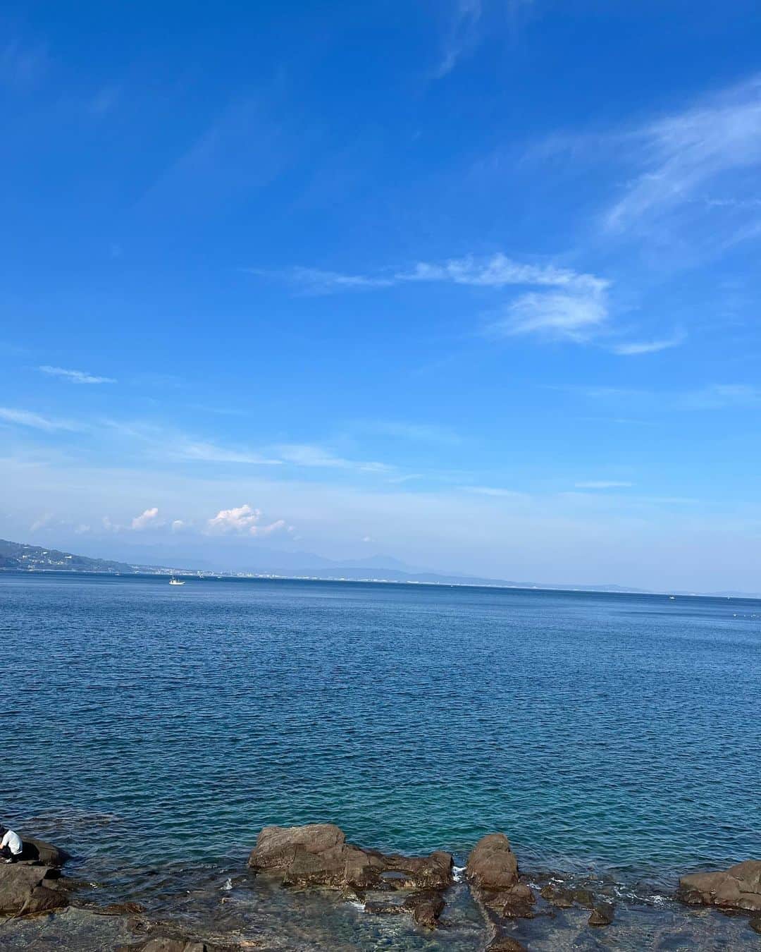 高見恭子さんのインスタグラム写真 - (高見恭子Instagram)「ひとつとして同じ青はないどれだけの空を私たちは憶えていられるのだろう  #sky  #skyhigh  #blue #bluesky  #sea  #natural #beachlife  #travel #lifeisbeautiful  #love  #smile」11月5日 18時05分 - takami_kyoko