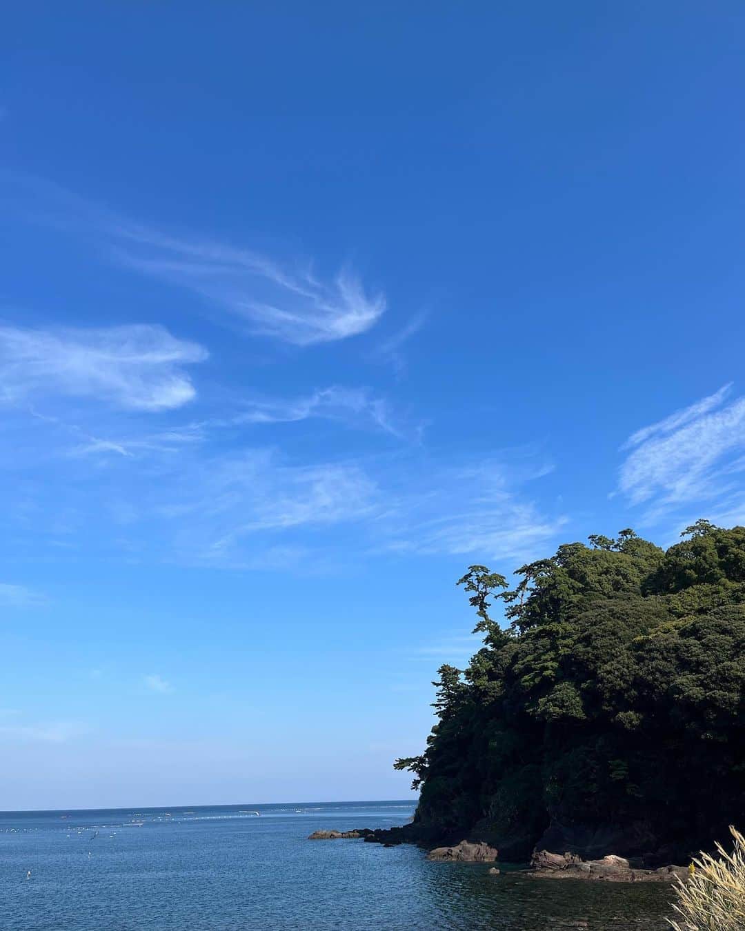 高見恭子のインスタグラム：「ひとつとして同じ青はないどれだけの空を私たちは憶えていられるのだろう  #sky  #skyhigh  #blue #bluesky  #sea  #natural #beachlife  #travel #lifeisbeautiful  #love  #smile」