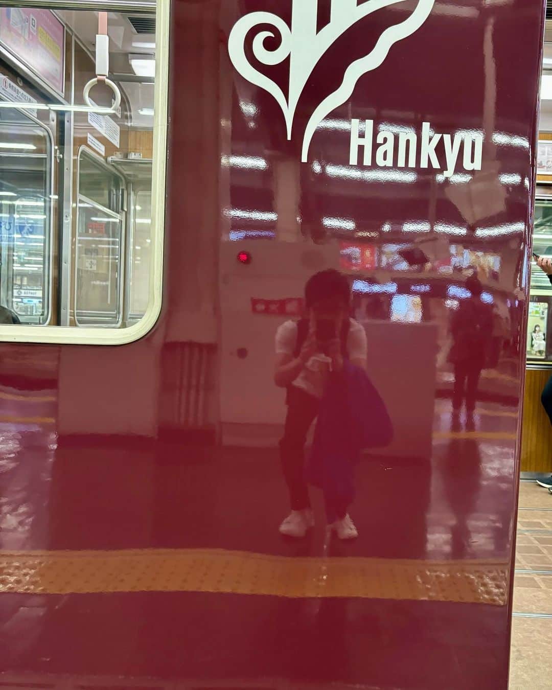 吉川正洋さんのインスタグラム写真 - (吉川正洋Instagram)「阪急といえばピカピカ。  ピカピカと言えば、車両に自分を映すマイ反射。  #阪急 #マイ反射 #反射鉄」11月5日 18時06分 - dhyoshikawa
