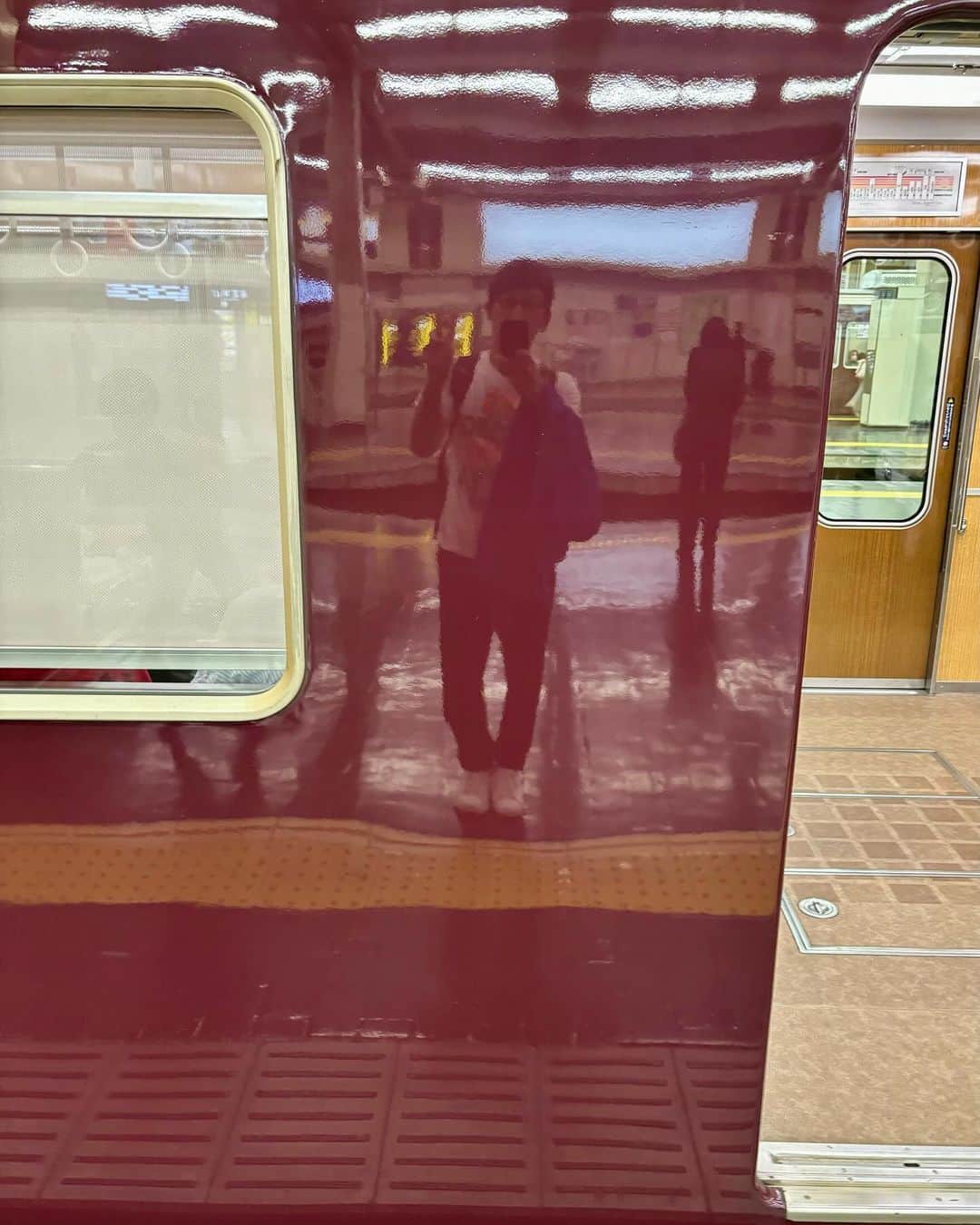 吉川正洋さんのインスタグラム写真 - (吉川正洋Instagram)「阪急といえばピカピカ。  ピカピカと言えば、車両に自分を映すマイ反射。  #阪急 #マイ反射 #反射鉄」11月5日 18時06分 - dhyoshikawa