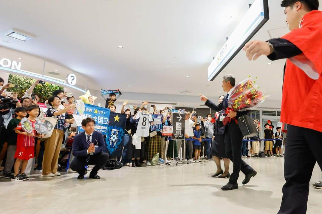 アビスパ福岡さんのインスタグラム写真 - (アビスパ福岡Instagram)「嬉しいお出迎え✨  たくさんの方が福岡空港に駆けつけてくれました😊 ありがとうございます‼️  タイトル持って帰ってきました💪  #アビスパ福岡」11月5日 18時06分 - avispaf