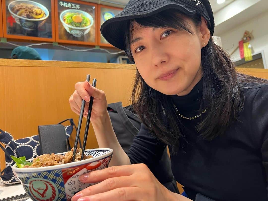 中江有里のインスタグラム：「大阪滞在最後の食事は新梅田食堂街の吉野家。  タイガースには1年間たくさんの喜びをいただきました。 今日はのびのびプレーしている姿が観たい！ バモス！タイガース！  #中江有里」