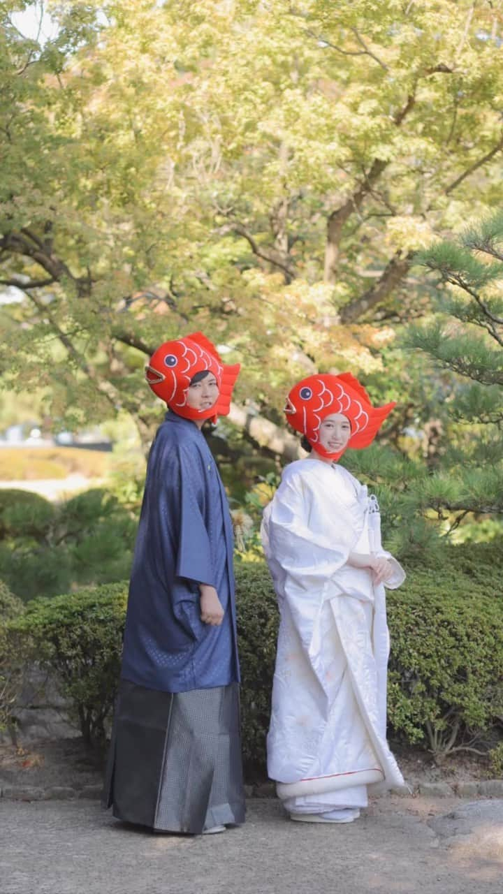 スタジオANのインスタグラム：「大濠日本庭園ロケーション撮影の風景をちらっと👀‎🤍  なんと…！笑 可愛い鯛をアイテムとしてお持ち込みいただきました🐟  とってもめでたい㊗️  ___________________________  studio AN   福岡県福岡市中央区大名2丁目1-35 トライエント山崎ビル5F   tel : 092-738-6677 営業時間 : 10:00~19:00 ___________________________   #スタジオAN #撮る結婚式 #d_weddingphoto  #デコルテウエディング #フォトウェディング #ウェディングフォト #前撮り #結婚写真  #結婚式前撮り #結婚式準備  #福岡花嫁 #九州花嫁 #ドレス #ウェディングドレス #新作ドレス #おしゃれ花嫁」